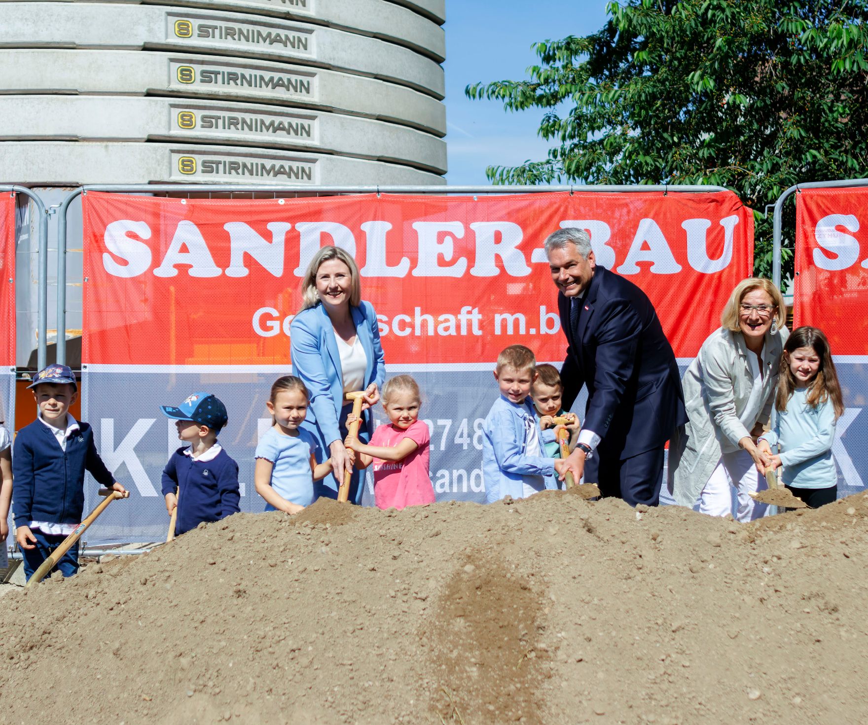 Am 27. Mai 2024 nahm Bundeskanzler Karl Nehammer gemeinsam mit Bundesministerin Susanne Raab am Spatenstich für die Errichtung einer Tagesbetreuungseinrichtung in Stetteldorf am Wagram teil.