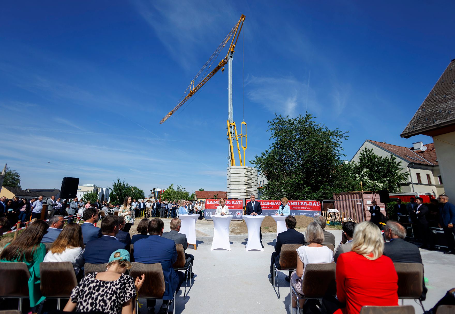 Am 27. Mai 2024 nahm Bundeskanzler Karl Nehammer gemeinsam mit Bundesministerin Susanne Raab am Spatenstich für die Errichtung einer Tagesbetreuungseinrichtung in Stetteldorf am Wagram teil.