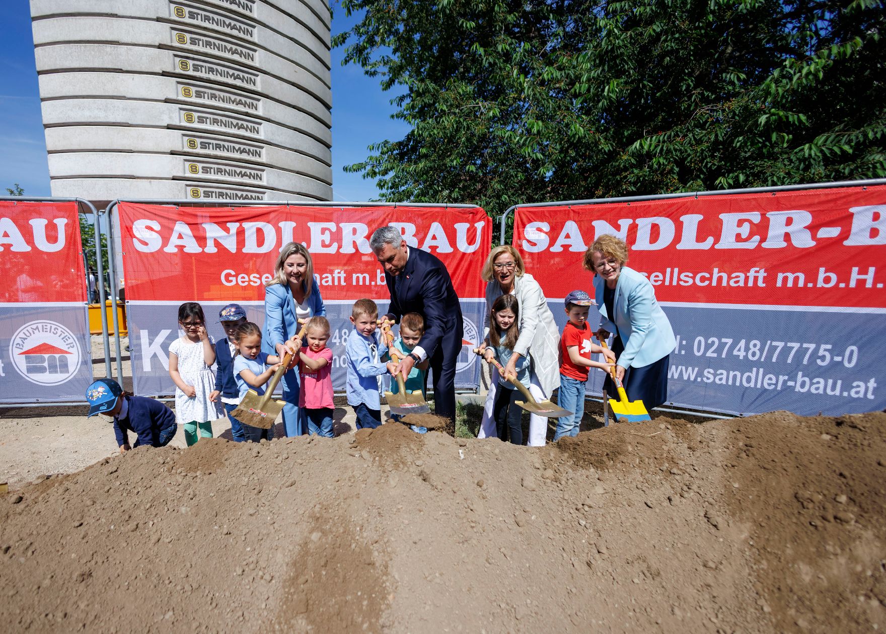 Am 27. Mai 2024 nahm Bundeskanzler Karl Nehammer gemeinsam mit Bundesministerin Susanne Raab am Spatenstich für die Errichtung einer Tagesbetreuungseinrichtung in Stetteldorf am Wagram teil.