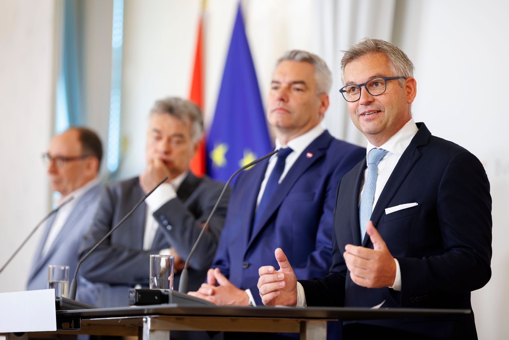 Am 4. Juli 2024 nahmen Bundeskanzler Karl Nehammer (m.r.), Vizekanzler Werner Kogler (m.l.), Bundesminister Johannes Rauch (l.)und Bundesminister Magnus Brunner (r.) am Pressefoyer nach dem Ministerrat teil.