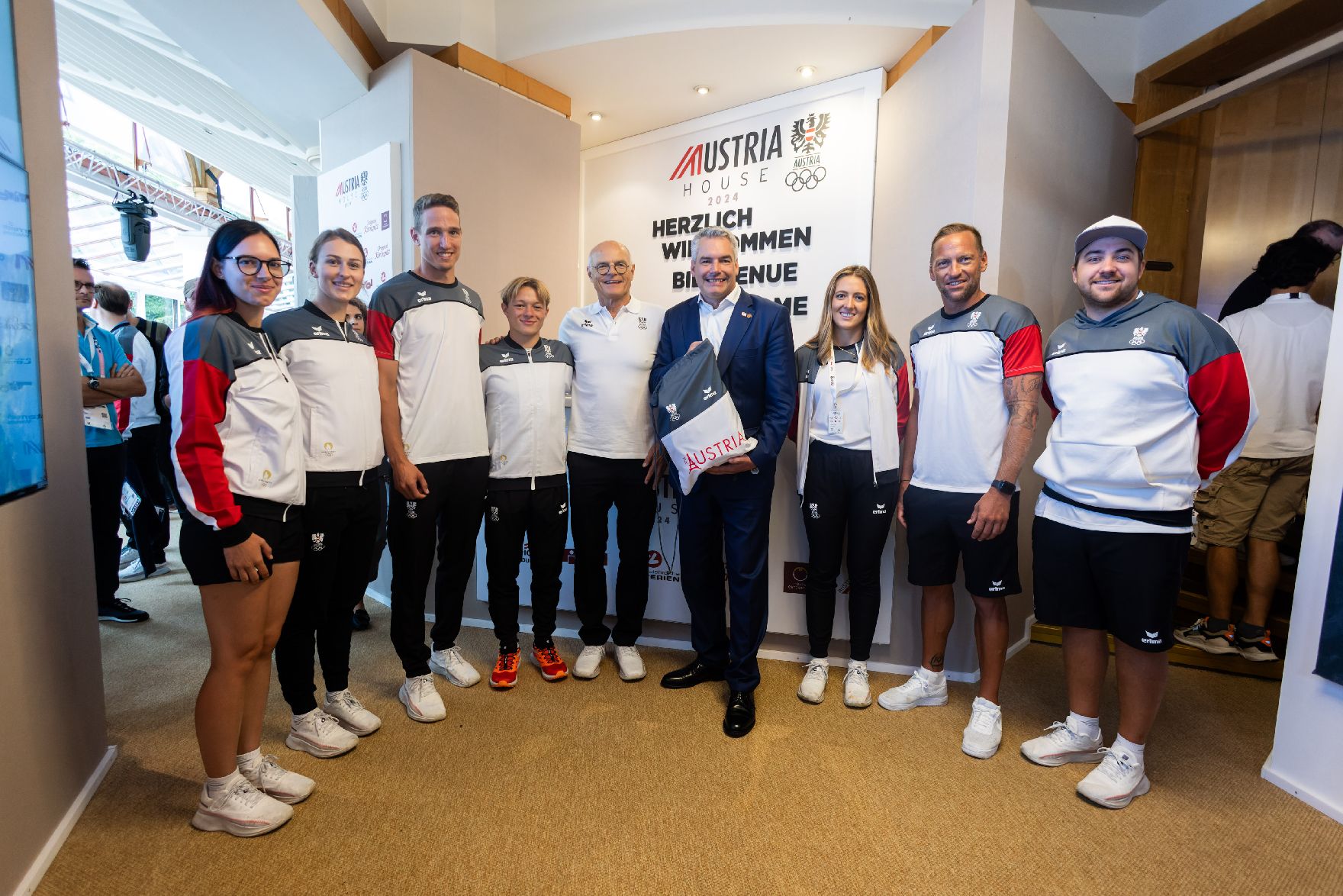 Am 25. Juli 2024 reiste Bundeskanzler Karl Nehammer (4.v.r.) anlässlich der Olympischen Spiele 2024 zu einem mehrtägigen Arbeitsbesuch nach Paris. Im Bild beim Austausch mit Athletinnen und Athleten während des Besuches des Olympischen Dorfes.