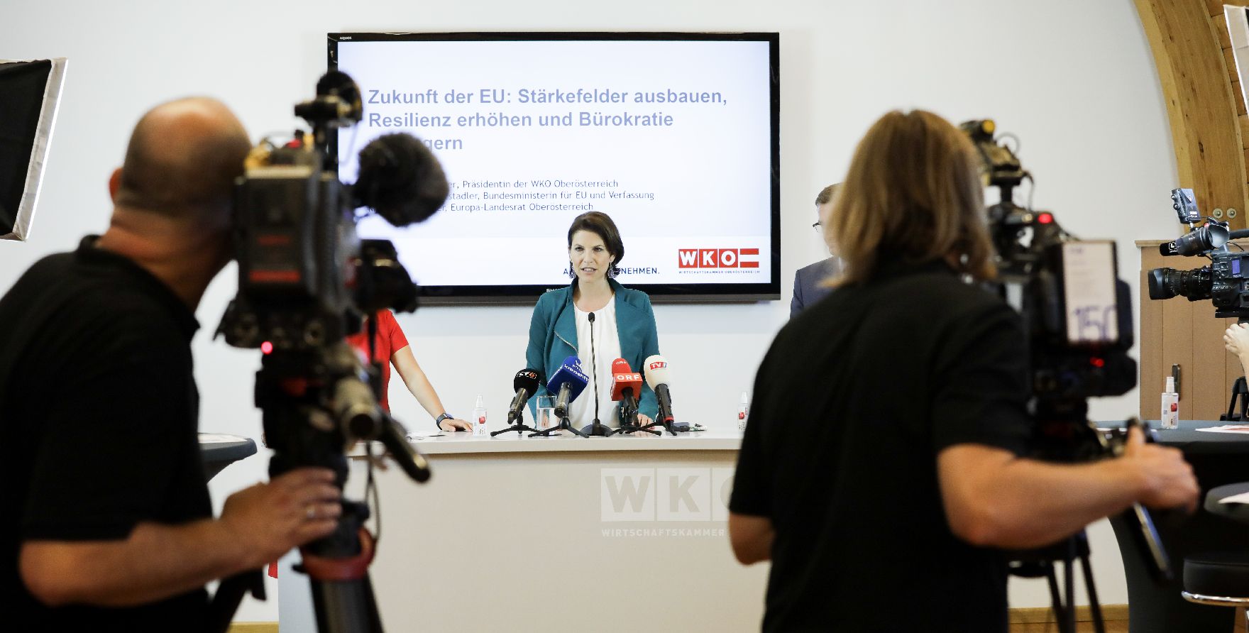Am 31. Juli 2020 lud Bundesministerin Karoline Edtstadler (im Bild) im Rahmen ihres Bundesländertags in Oberösterreich zu einer Pressekonferenz gemeinsam mit der WKO Oberösterreich Präsidentin Doris Hummer und dem Landesrat Markus Achleitner ein.