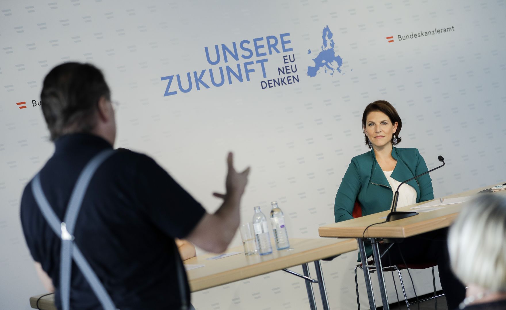 Am 31. Juli 2020 lud Bundesministerin Karoline Edtstadler (r.) im Rahmen ihres Bundesländertags in Oberösterreich zum Dialog über die Zukunft der EU ein.