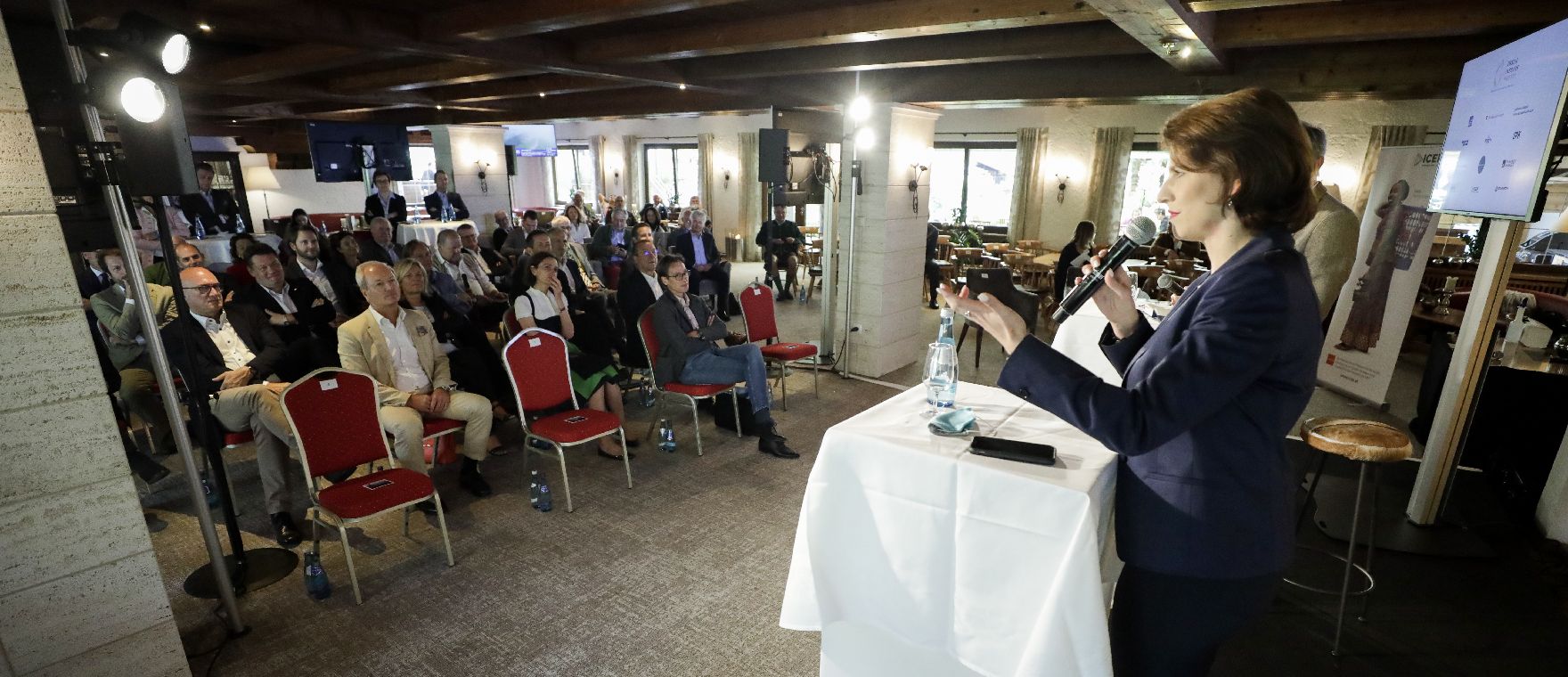 Am 2. September 2020 nahm Bundesministerin Karoline Edtstadler am Forum Alpbach teil. Im Bild beim Panel: „Executive Round-Table“.