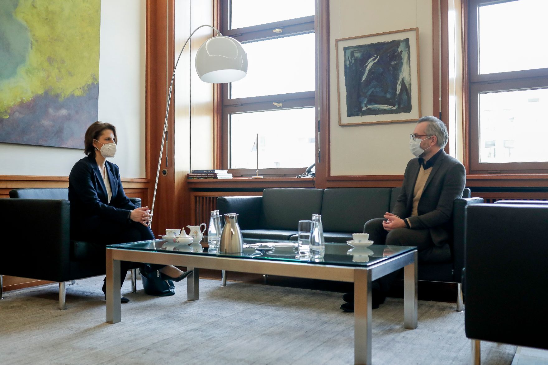 Am 18. Februar 2021 traf Bundesministerin Karoline Edtstadler (l.) im Rahmen ihres Berlinbesuchs den Staatsminister für Europa Michael Roth (r.).