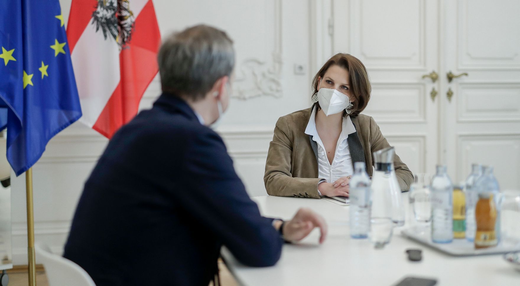 schattig kalf rook Direktor von Agenda Austria Schellhorn bei Bundesministerin Edtstadler -  BKA Fotoservice