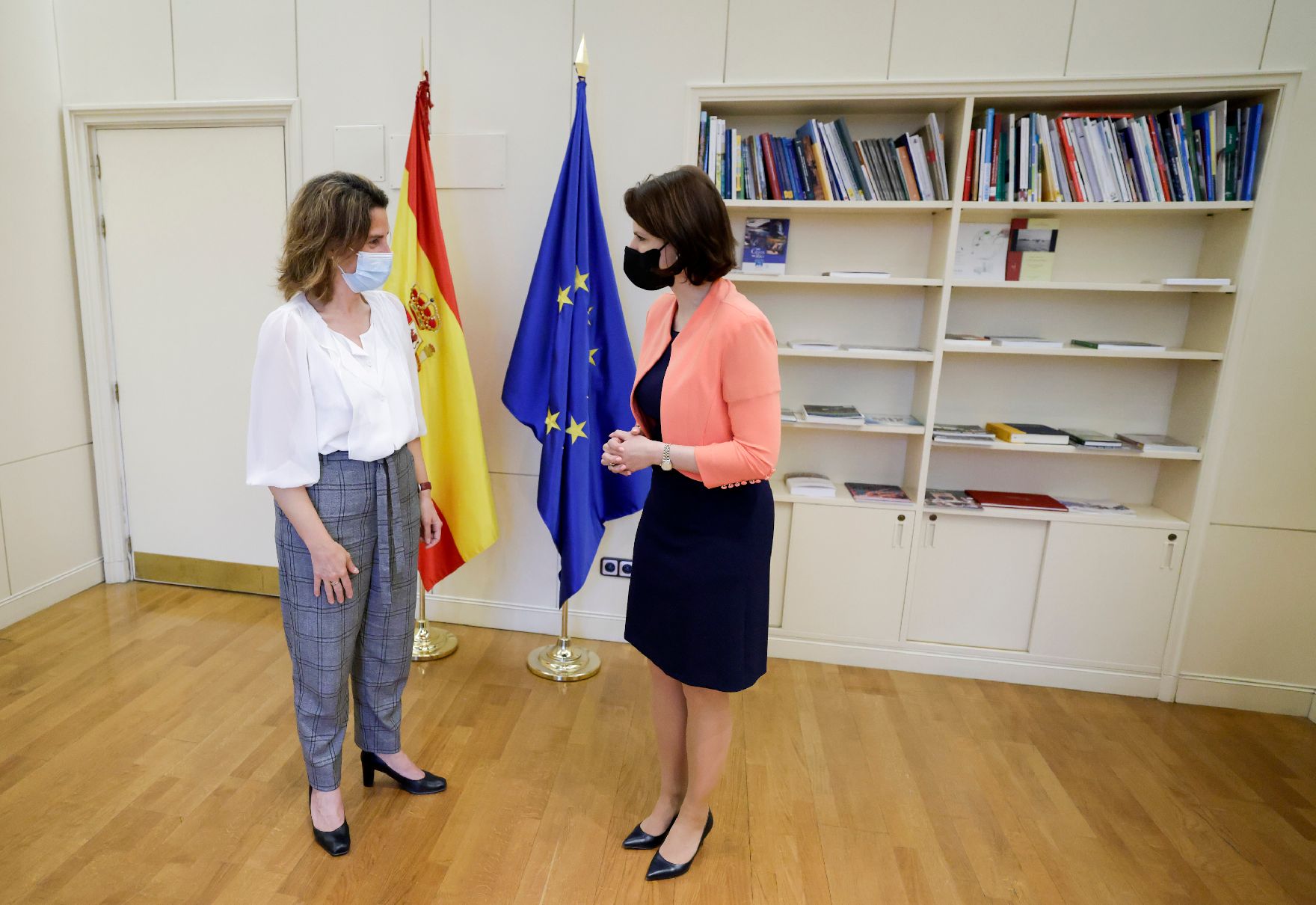 Am 26. April 2021 traf Bundesministerin Karoline Edtstadler (r.) im Rahmen ihres Madridbesuchs die Ministerin für ökologischen Wandel Teresa Ribera (l.).