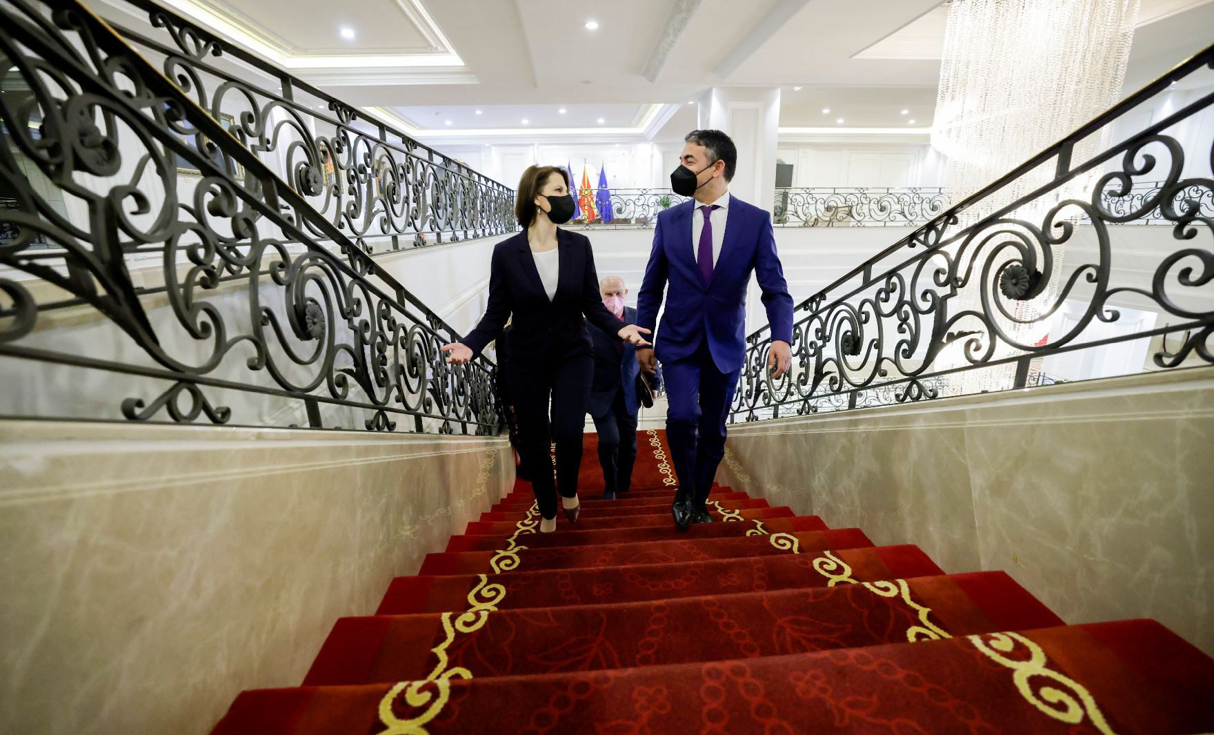 Am 4. Mai 2021 traf Bundesministerin Karoline Edtstadler (l.) im Rahmen ihres Besuchs in Nordmazedonien den Außenminister Nikola Dimitrov (r.).