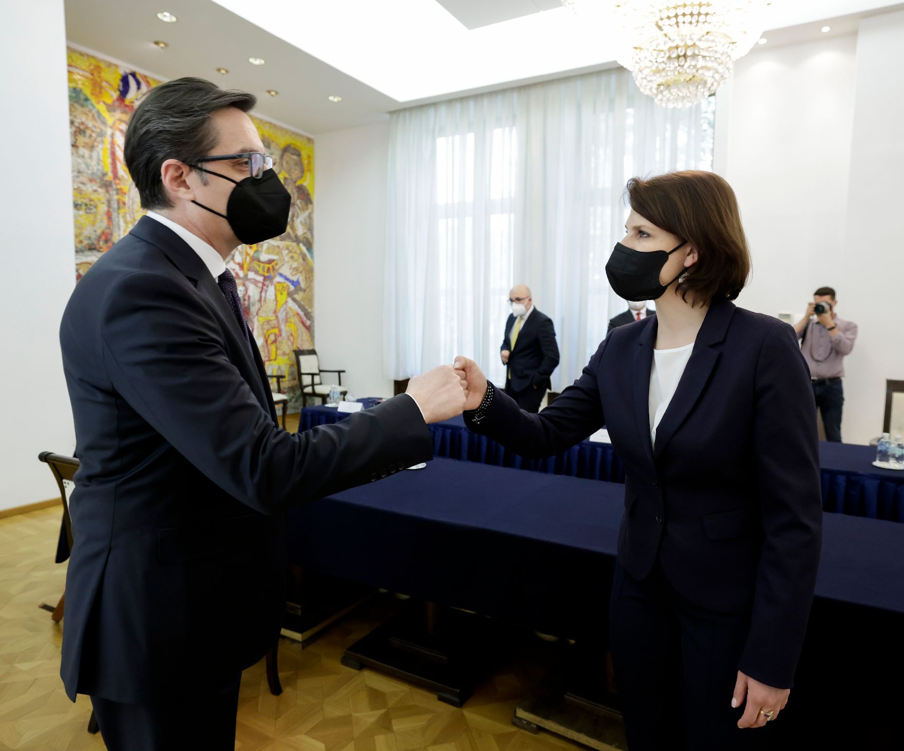 Am 4. Mai 2021 traf Bundesministerin Karoline Edtstadler (r.) im Rahmen ihres Besuchs in Nordmazedonien den Präsidenten Stevo Pendarovski (l.).