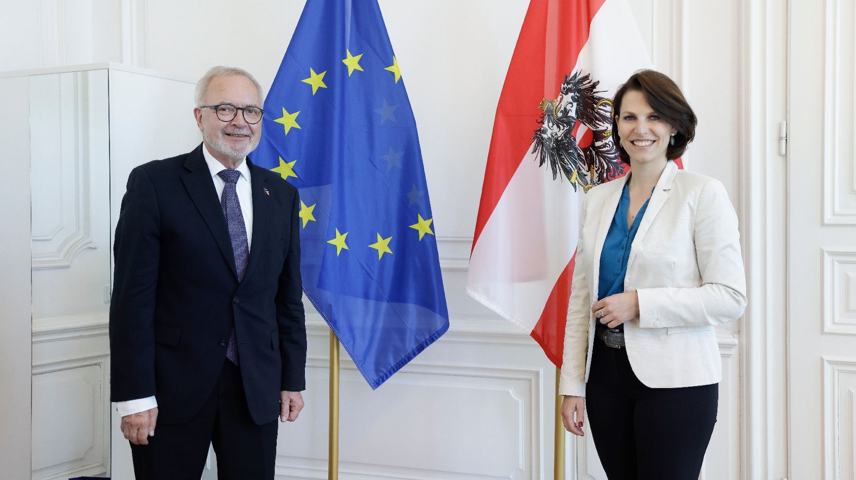 Am 26. Mai 2021 empfing Bundesministerin Karoline Edtstadler (r.) den Präsidenten der Europäische Investitionsbank Werner Hoyer (l.) zu einem Arbeitsgespräch.