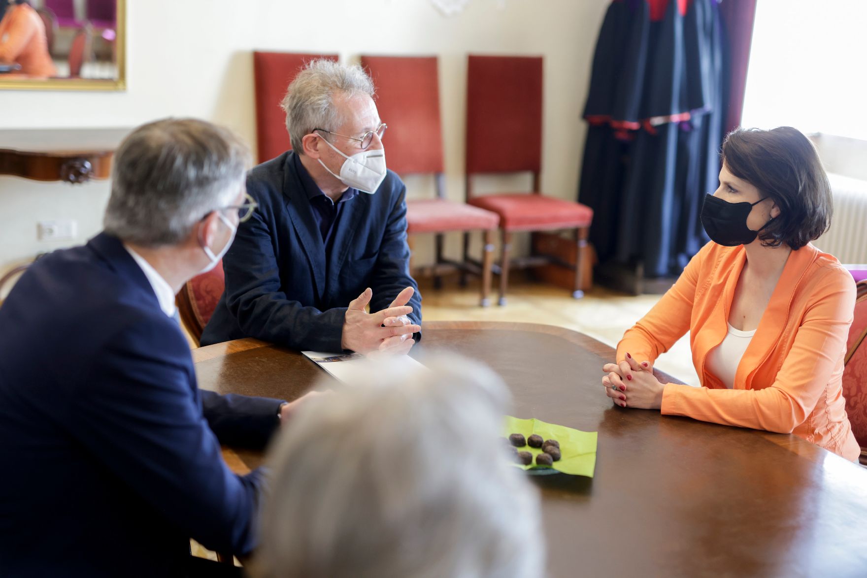 Am 28. Mai 2021 besuchte Bundesministerin Karoline Edtstadler (r.) im Rahmen ihres Bundesländertags in Salzburg den Inhaber des Marko-Feingold-Lehrstuhls zur Antisemitismus-Forschung.