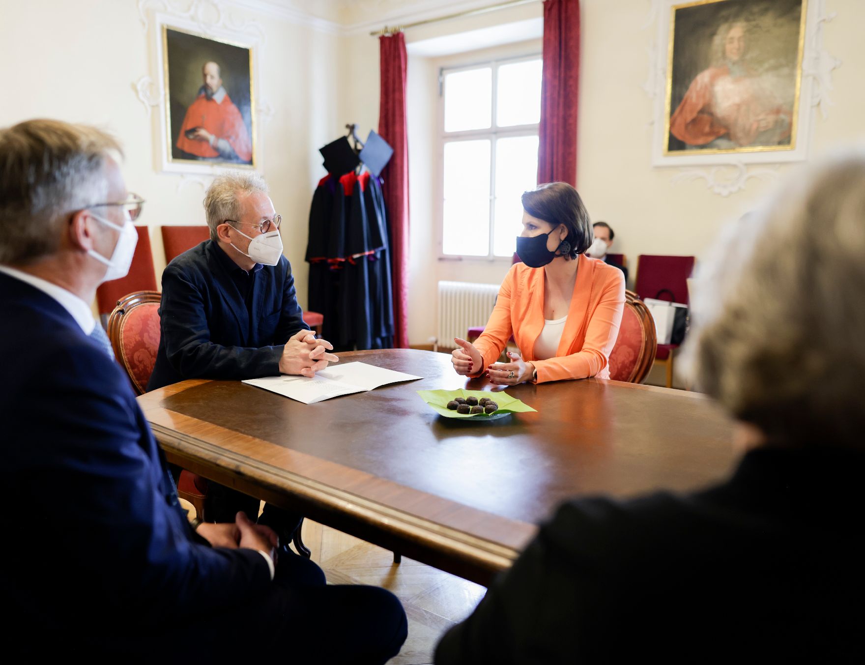 Am 28. Mai 2021 besuchte Bundesministerin Karoline Edtstadler (im Bild) im Rahmen ihres Bundesländertags in Salzburg den Inhaber des Marko-Feingold-Lehrstuhls zur Antisemitismus-Forschung.