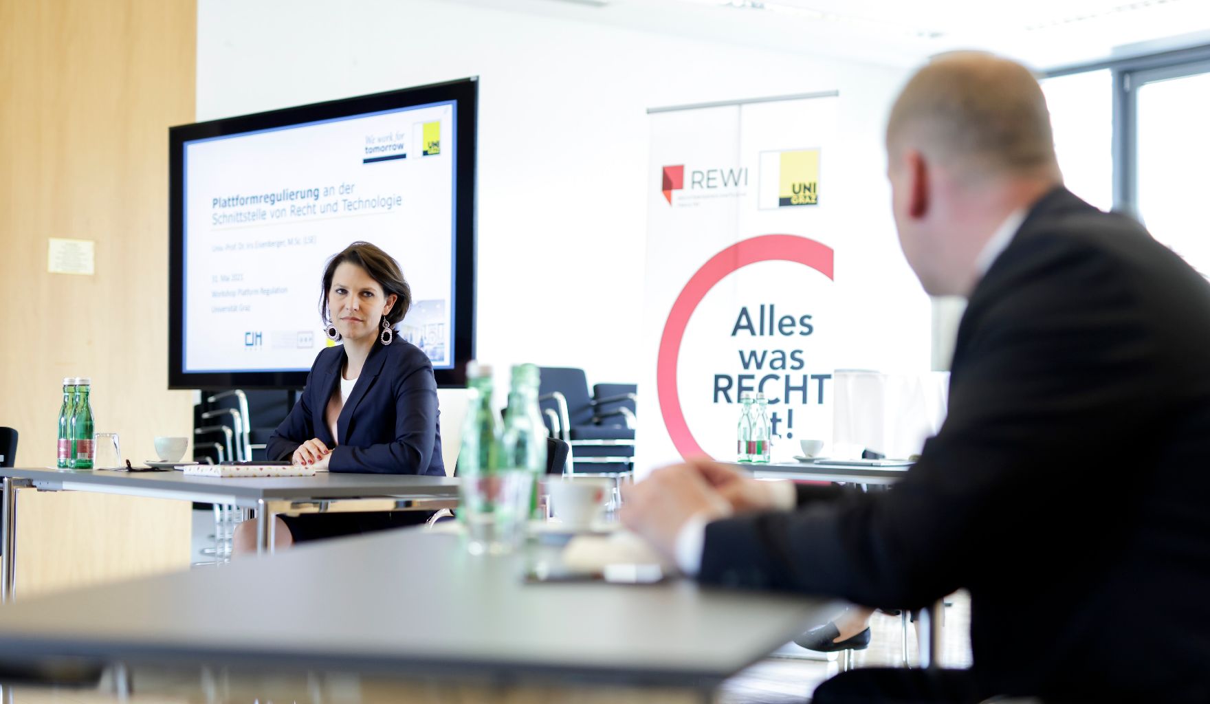 Am 31. Mai 2021 nahm Bundesministerin Karoline Edtstadler (l.) im Rahmen ihres Bundesländertags in der Steiermark an der Tagung „Plattformregulierung an der Schnittstelle von Recht und Technologie“ an der Universität Graz teil.