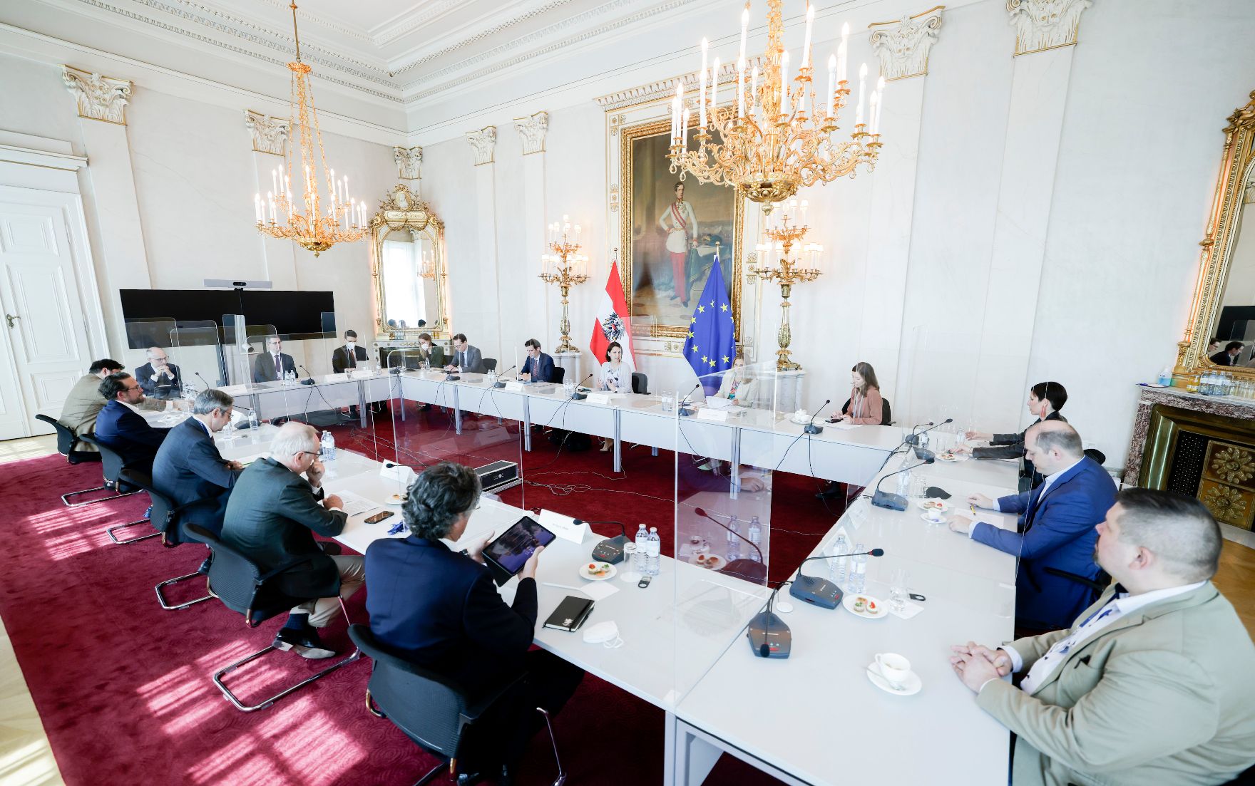Am 2. Juni 2021 traf Bundesministerin Karoline Edtstadler technische Expertinnen und Experten um aktuelle Themen zum Thema „Sicherheit in einem gemeinsamen europäischen Datenraum“ zu besprechen.