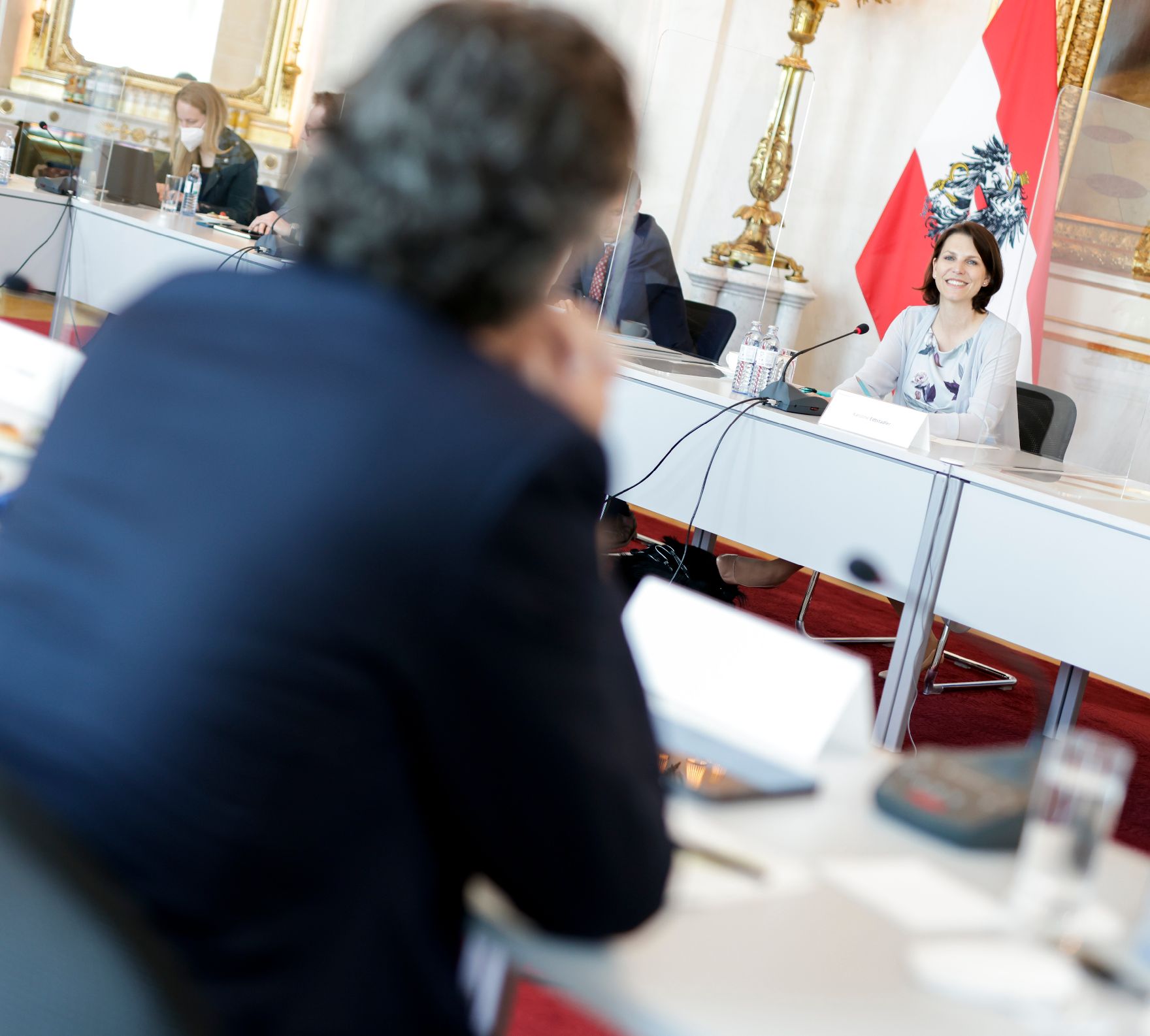Am 2. Juni 2021 traf Bundesministerin Karoline Edtstadler (r.) technische Expertinnen und Experten um aktuelle Themen zum Thema „Sicherheit in einem gemeinsamen europäischen Datenraum“ zu besprechen.