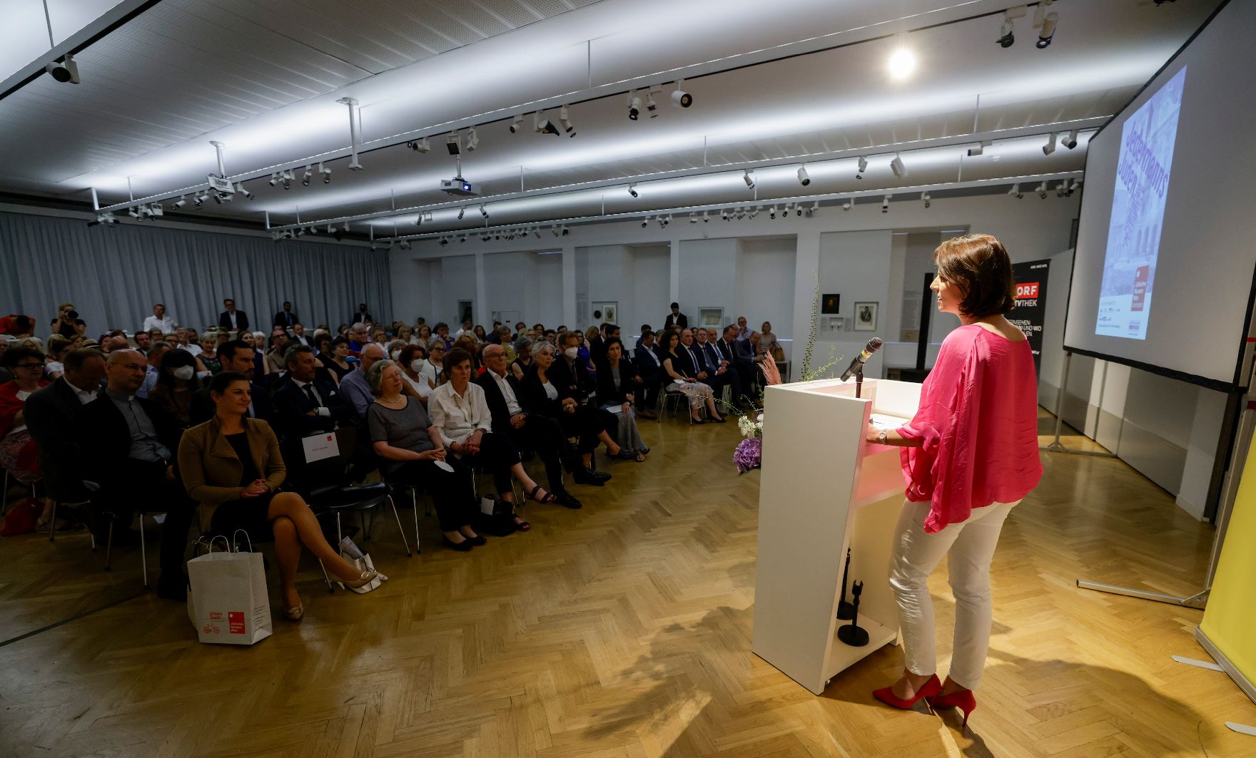 Am 13. Juli 2021 eröffnete Bundesministerin Karoline Edtstadler (r.) die Ausstellung „Jedermanns Juden: 100 Jahre Salzburger Festspiele“ im Jüdisches Museum Wien.
