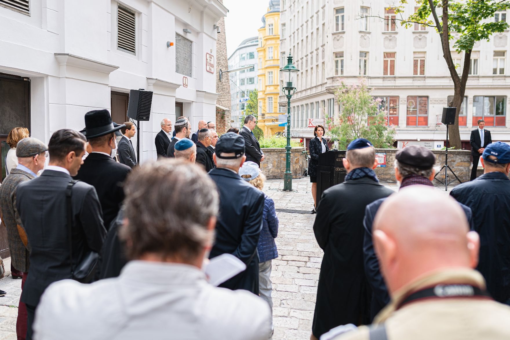 Am 29. August 2021 nahm Bundesministerin Karoline Edtstadler (im Bild) an einer Gedenkveranstaltung anlässlich des 40. Jahrestages des Terroranschlags auf den Stadttempel teil.