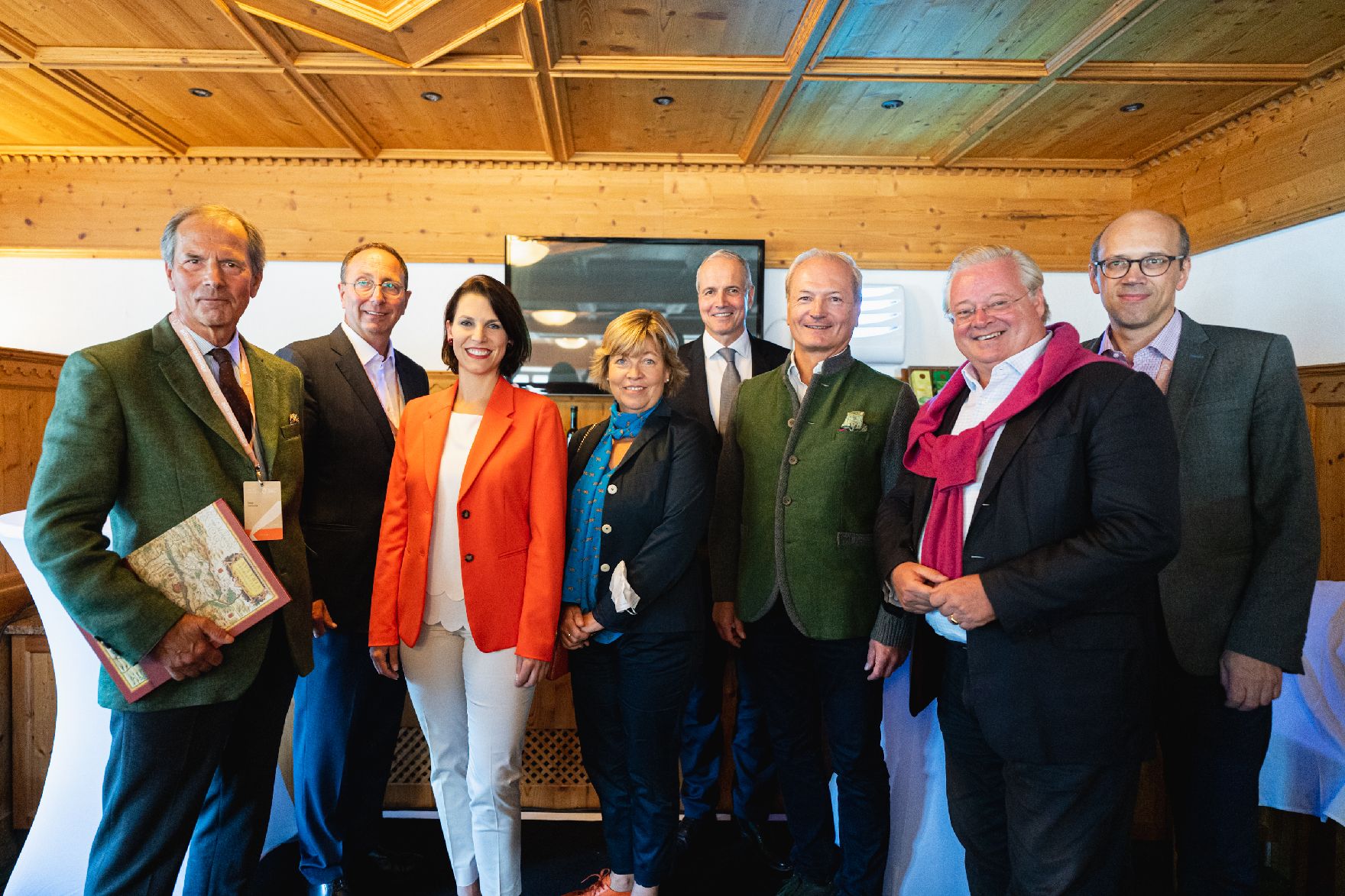 Am 1. September 2021 nahm Bundesministerin Karoline Edtstadler am Forum Alpbach teil. Im Bild beim Round Table vom Land Niederösterreich.