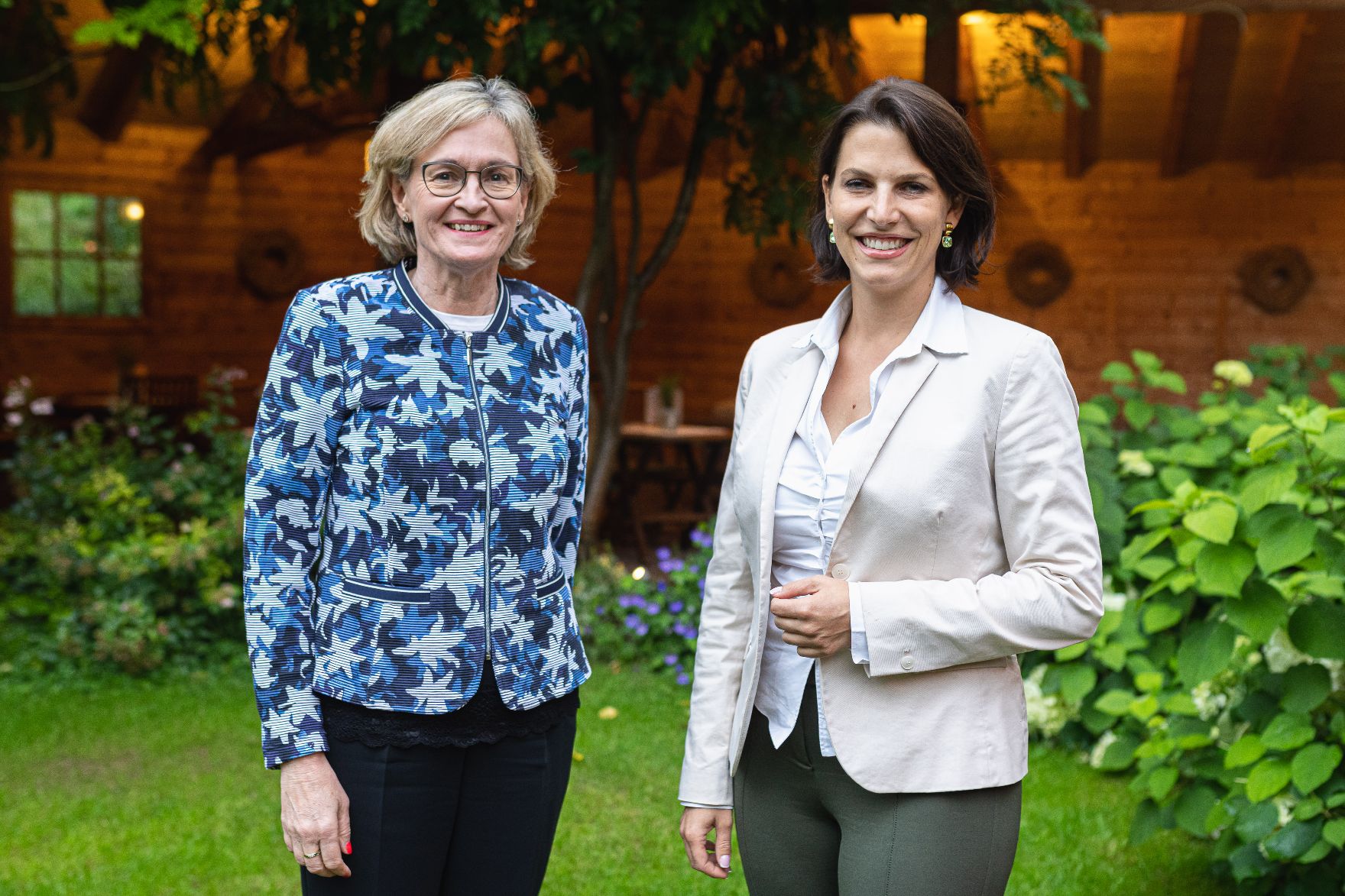 Am 31. August 2021 nahm Bundesministerin Karoline Edtstadler (r.) am Forum Alpbach teil. Im Bild mit der EU-Kommissarin Mairead McGuinness (l.).