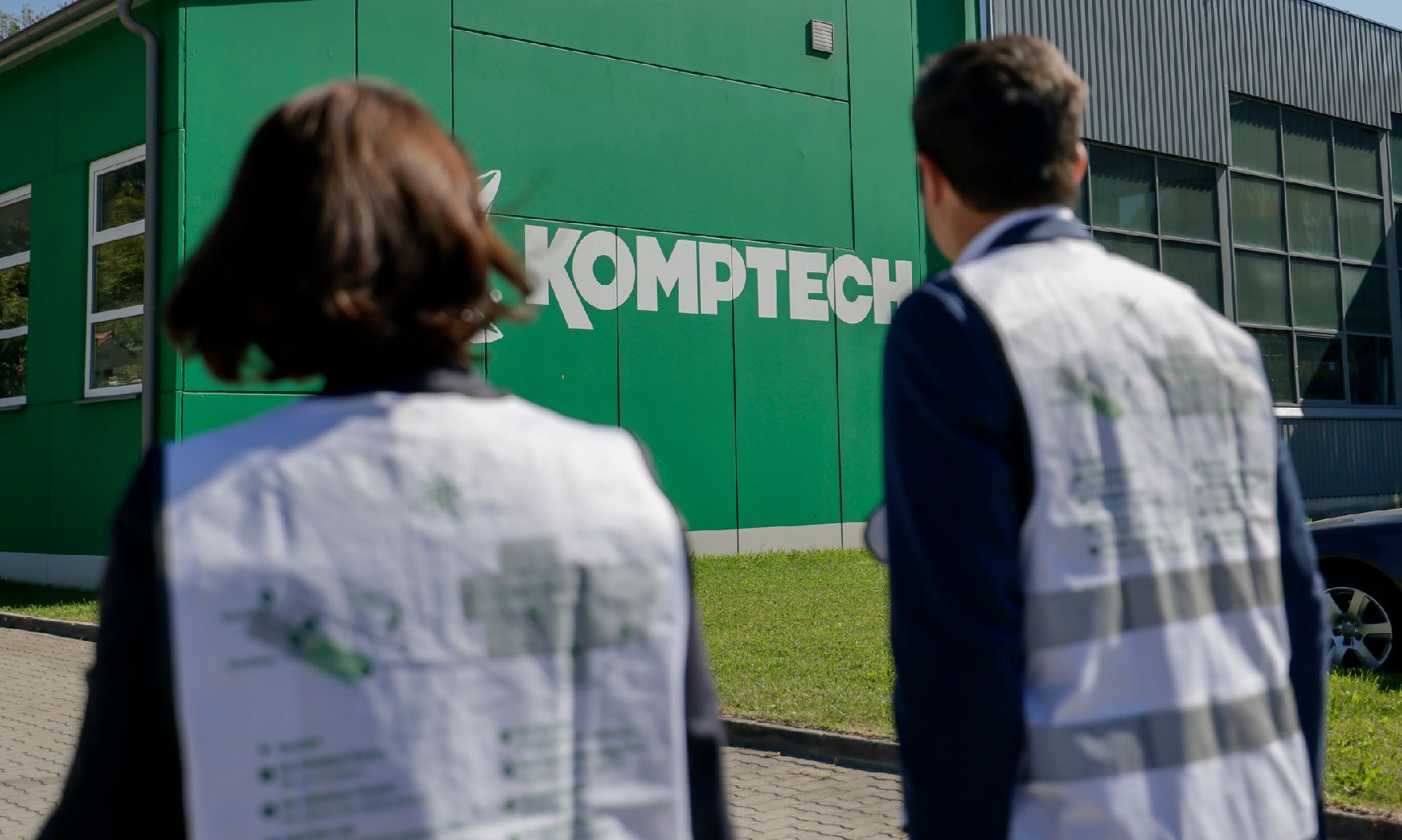 Am 10. September 2021 besuchte Bundesministerin Karoline Edtstadler (l.) im Rahmen ihres Bundesländertags in der Steiermark die Firma Komptech GmbH.