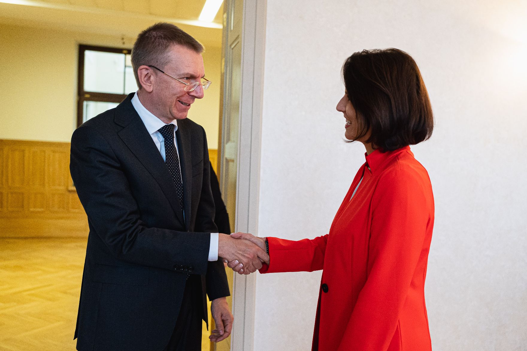 Am 13. September 2021 reiste Bundesministerin Karoline Edtstadler (r.) zu einem Arbeitsbesuch nach Riga. Im Bild mit dem lettischen Außenminister Edgars Rinkēvičs (l.).