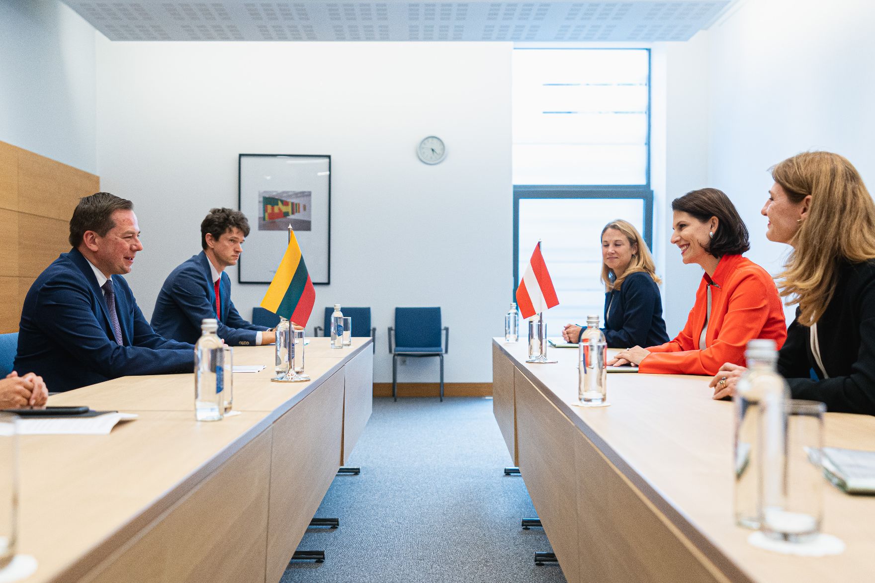 Am 13. September 2021 reiste Bundesministerin Karoline Edtstadler (r.) zu einem Arbeitsbesuch nach Vilnius. Im Bild mit dem Vizeminister für Europäische Angelegenheiten der Republik Litauen, Arnoldas Pranckevièius (l.).