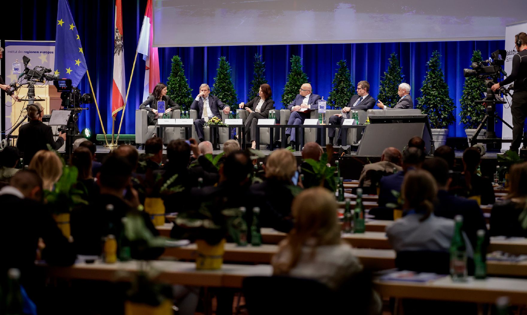 Am 27. September nahm Bundesministerin Karoline Edtstadler (im Bild) an einer Diskussion zu Demokratie und Freiheit in Europa nach Corona im Rahmen des Salzburg Summit teil.