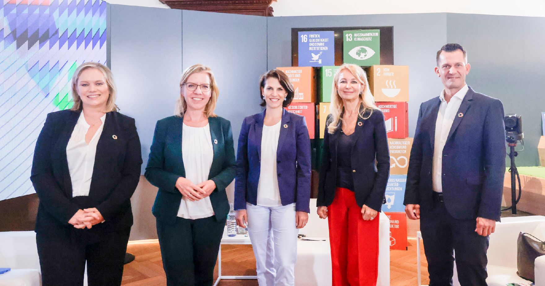 Am 28. September 2021 nahm Bundesministerin Karoline Edtstadler (m.) am SDG Dialogforum teil. Im Bild mit Bundesministerin Leonore Gewessler und Bundesminister Wolfgang Mückstein.