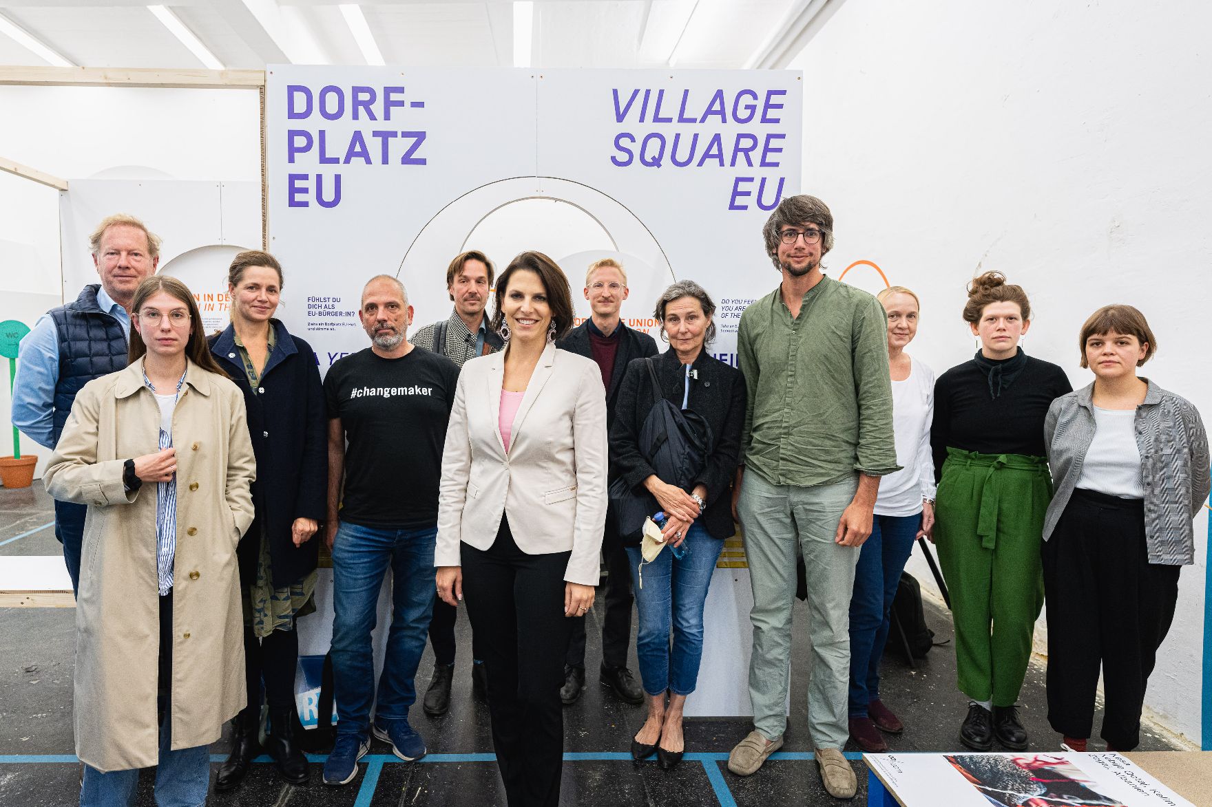 Am 29. September 2021 lud Bundesministerin Karoline Edtstadler (m.) zum Zukunftslabor im Rahmen der Vienna Design Week und besuchte diese anschließend.