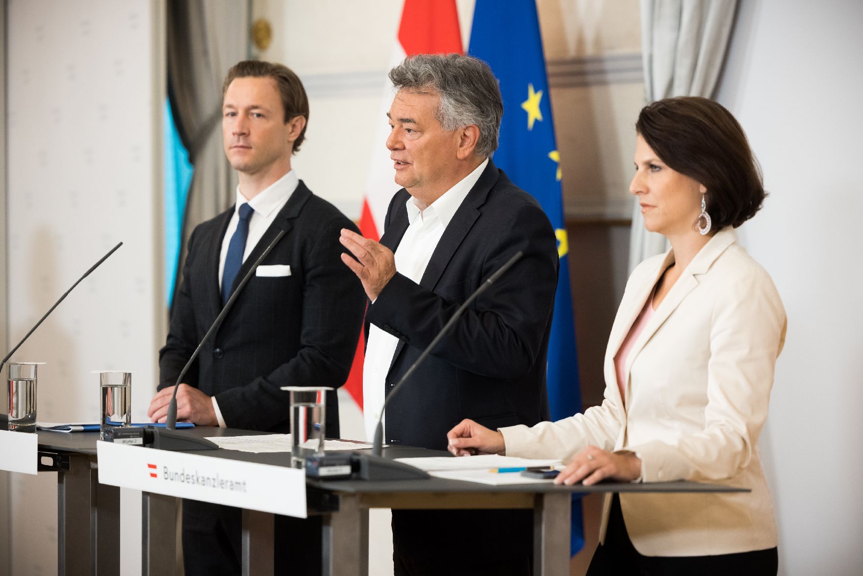 Im Bild Vizekanzler Werner Kogler (m.), Bundesministerin Karoline Edtstadler (r.) und Bundesminister Gernot Blümel (l.) nach dem Ministerrat am 29. September 2021.