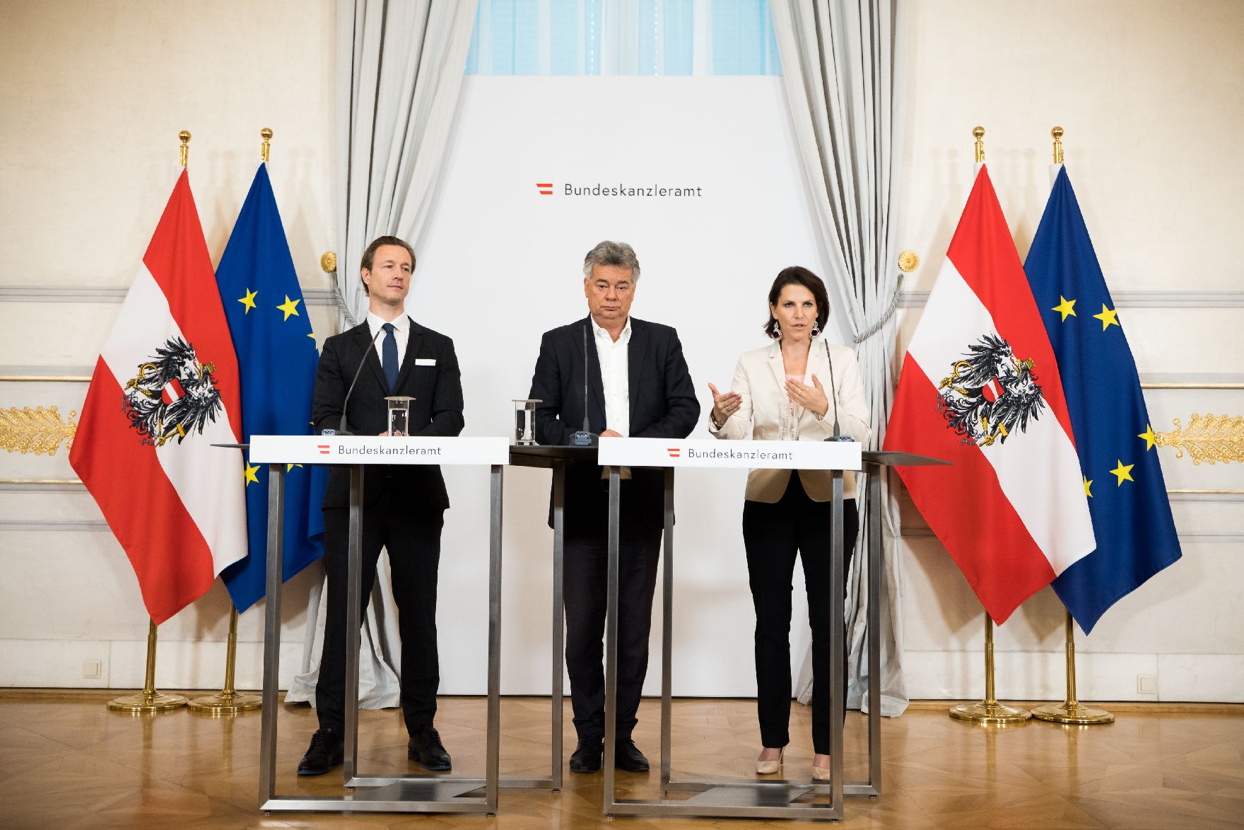 Im Bild Vizekanzler Werner Kogler (m.), Bundesministerin Karoline Edtstadler (r.) und Bundesminister Gernot Blümel (l.) nach dem Ministerrat am 29. September 2021.