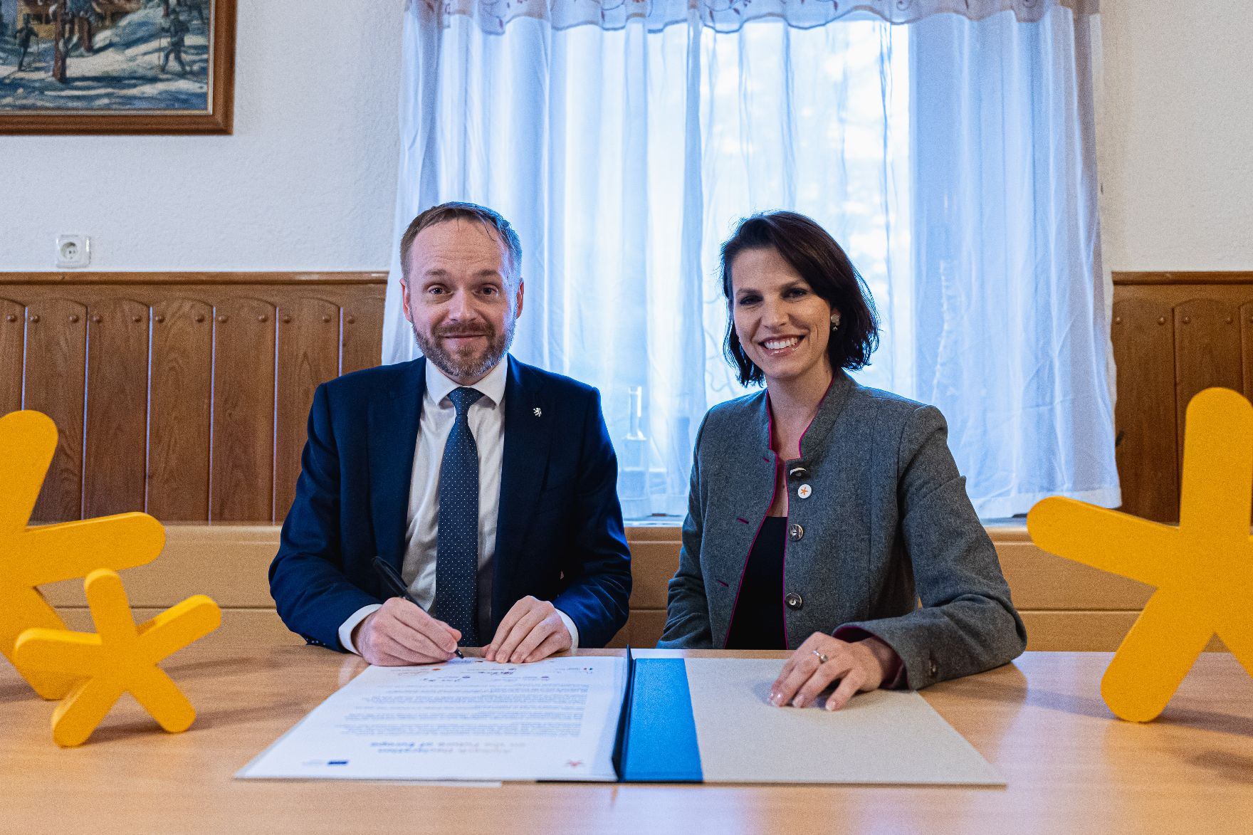 Am 5. Oktober 2021 reiste Bundesministerin Karoline Edtstadler (r.) zu einem Arbeitsbesuch nach Bayern. Im Bild mit dem tschechischen Außenminister Jakub Kulhánek (l.) beim Unterzeichnung der Alpbach-Deklaration.