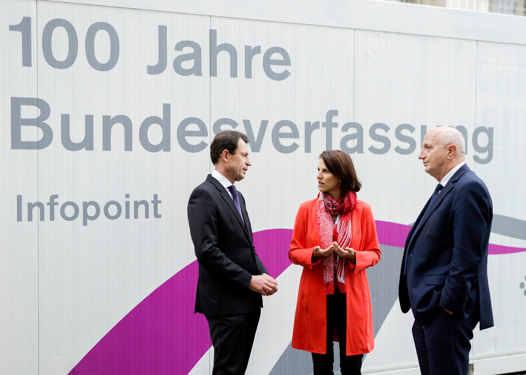 Am 6. Oktober 2021 besucht Bundesministerin Karoline Edtstadler (m.) die 100 Jahre Bundesverfassung Ausstellung des VfGH.