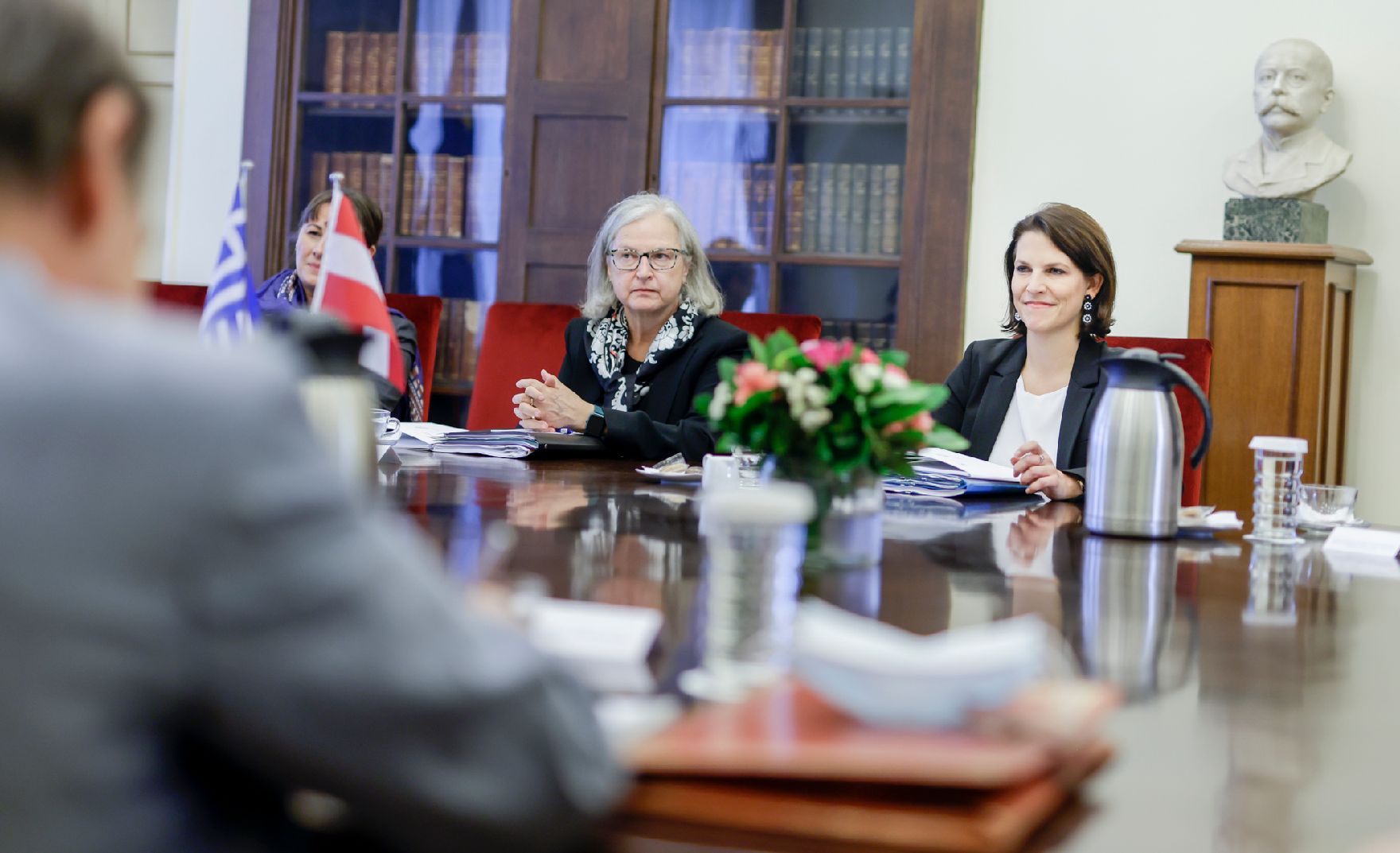Am 8. Oktober 2021 reiste Bundesministerin Karoline Edtstadler (r.) zu einem Arbeitsbesuch nach Athen. Im Bild mit dem stellvertretenden Außenminister der Hellenischen Republik, Miltiadis Varvitsiotis.