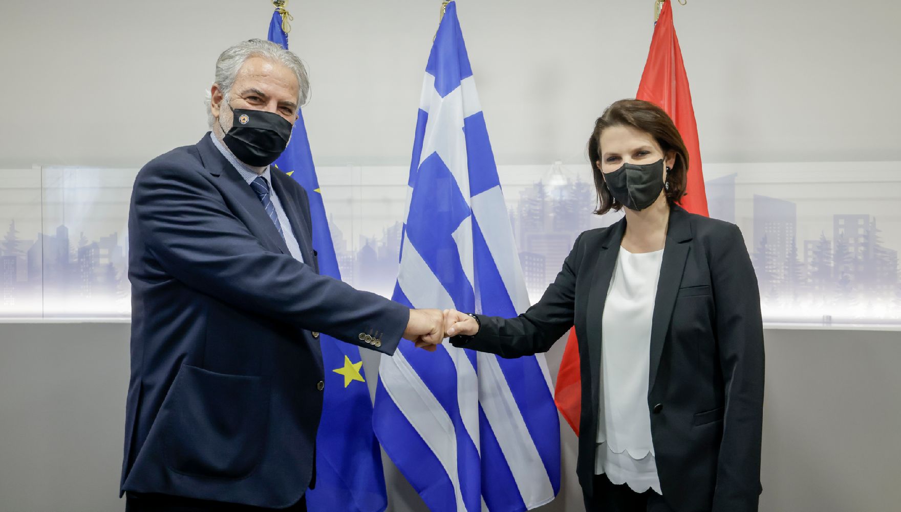 Am 8. Oktober 2021 reiste Bundesministerin Karoline Edtstadler (r.) zu einem Arbeitsbesuch nach Athen. Im Bild mit dem Klima- und Zivilschutzminister, Christos Stylianides (l.).