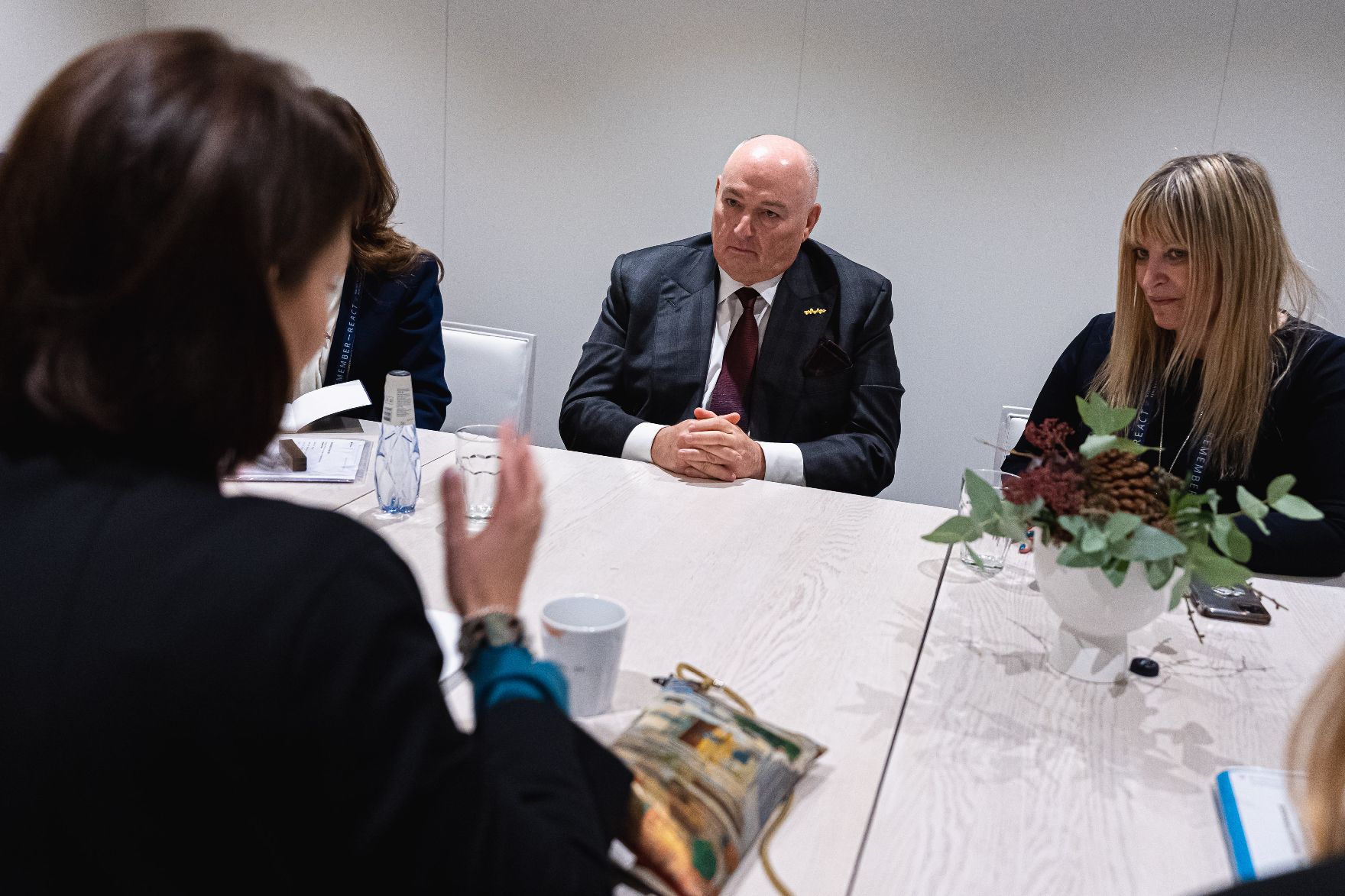 Am 13. Oktober 2021 reiste Bundesministerin Karoline Edtstadler (l.) zu einem Arbeitsbesuch nach Malmö. Im Bild beim bilateralen Gespräch mit Mosche Kantor, Präsident des European Jewish Congress (m.).