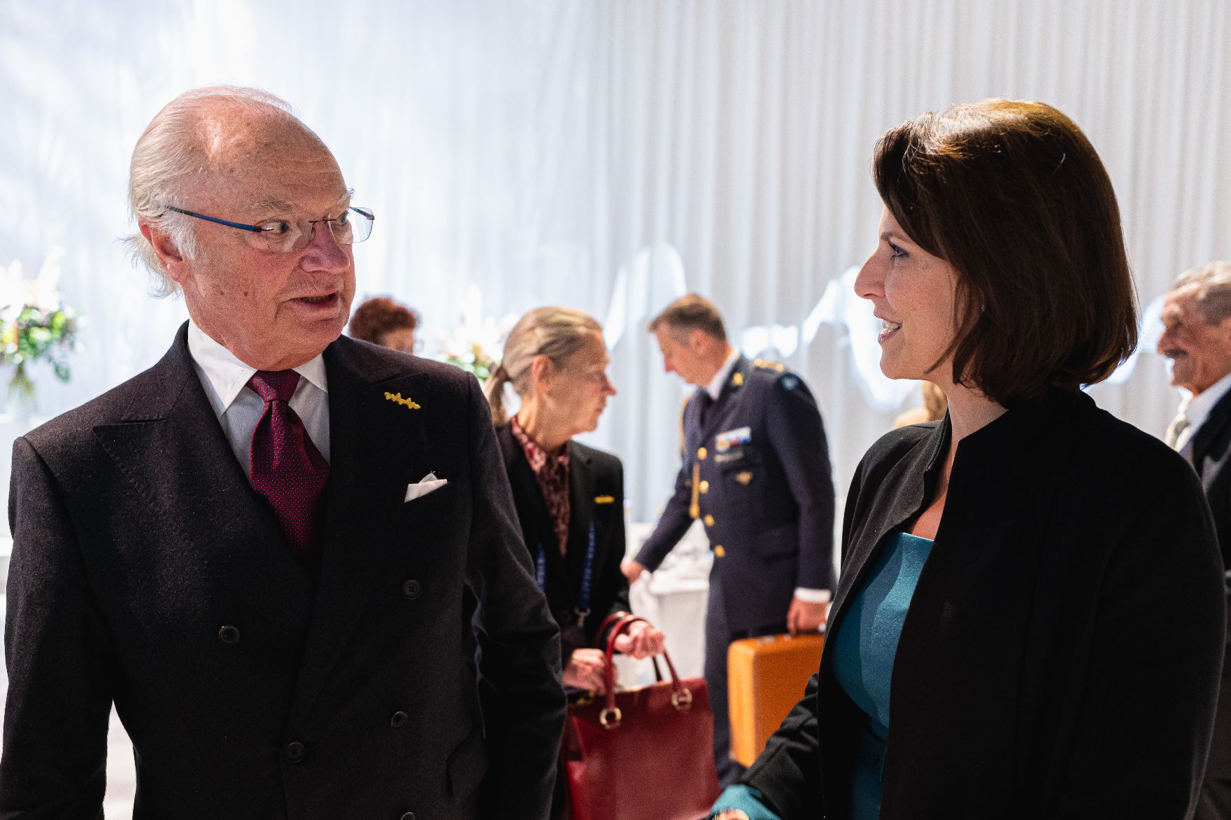 Am 13. Oktober 2021 reiste Bundesministerin Karoline Edtstadler (r.) zu einem Arbeitsbesuch nach Malmö. Im Bild mit dem schwedischen König Carl xvi. Gustaf (l.).