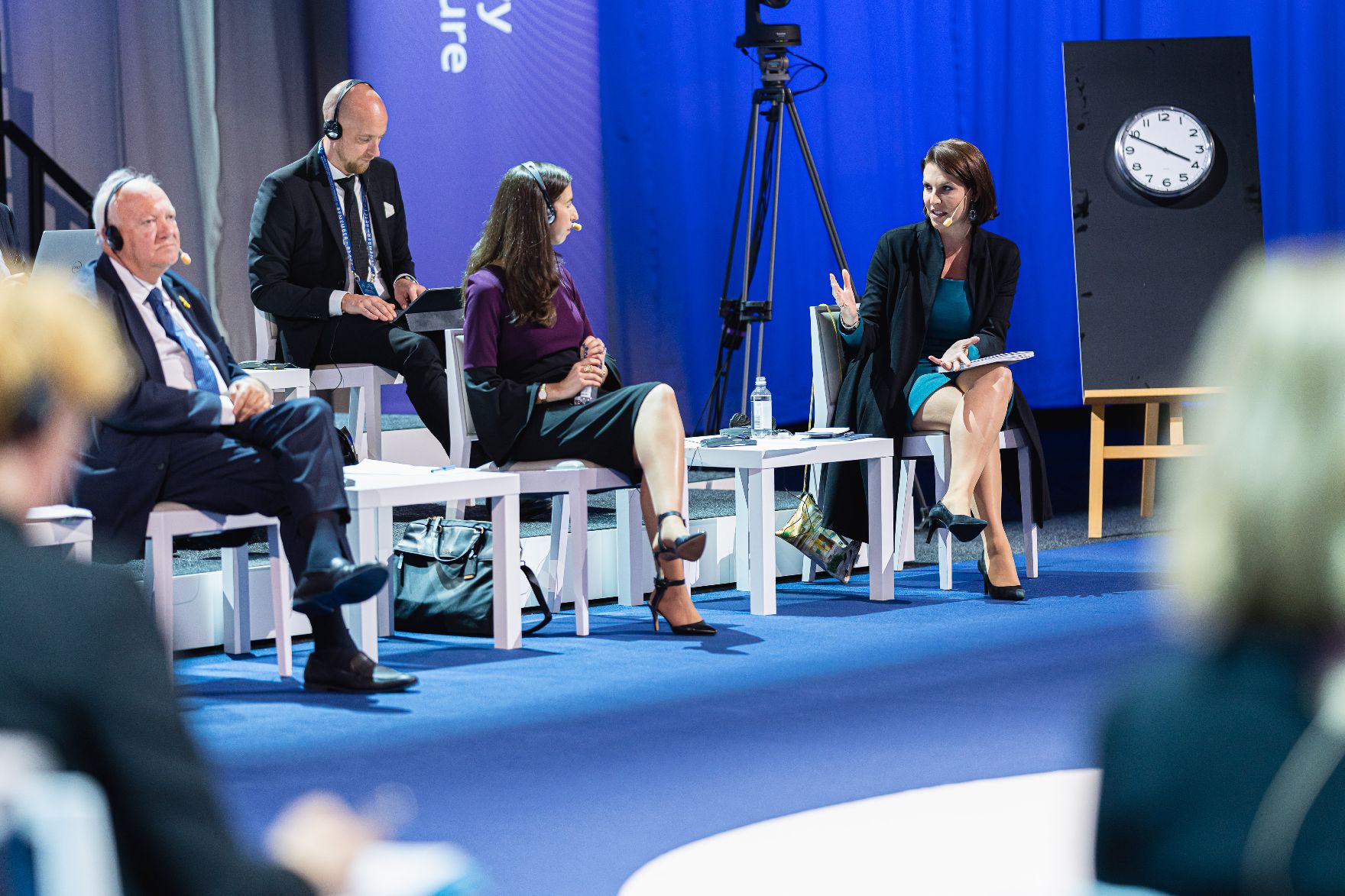 Am 13. Oktober 2021 reiste Bundesministerin Karoline Edtstadler (r.) zu einem Arbeitsbesuch nach Malmö. Im Bild beim der Plenary Session II beim internationalen Forum des Holocaust Gedenkens und Kampf gegen Antisemitismus in Malmö.