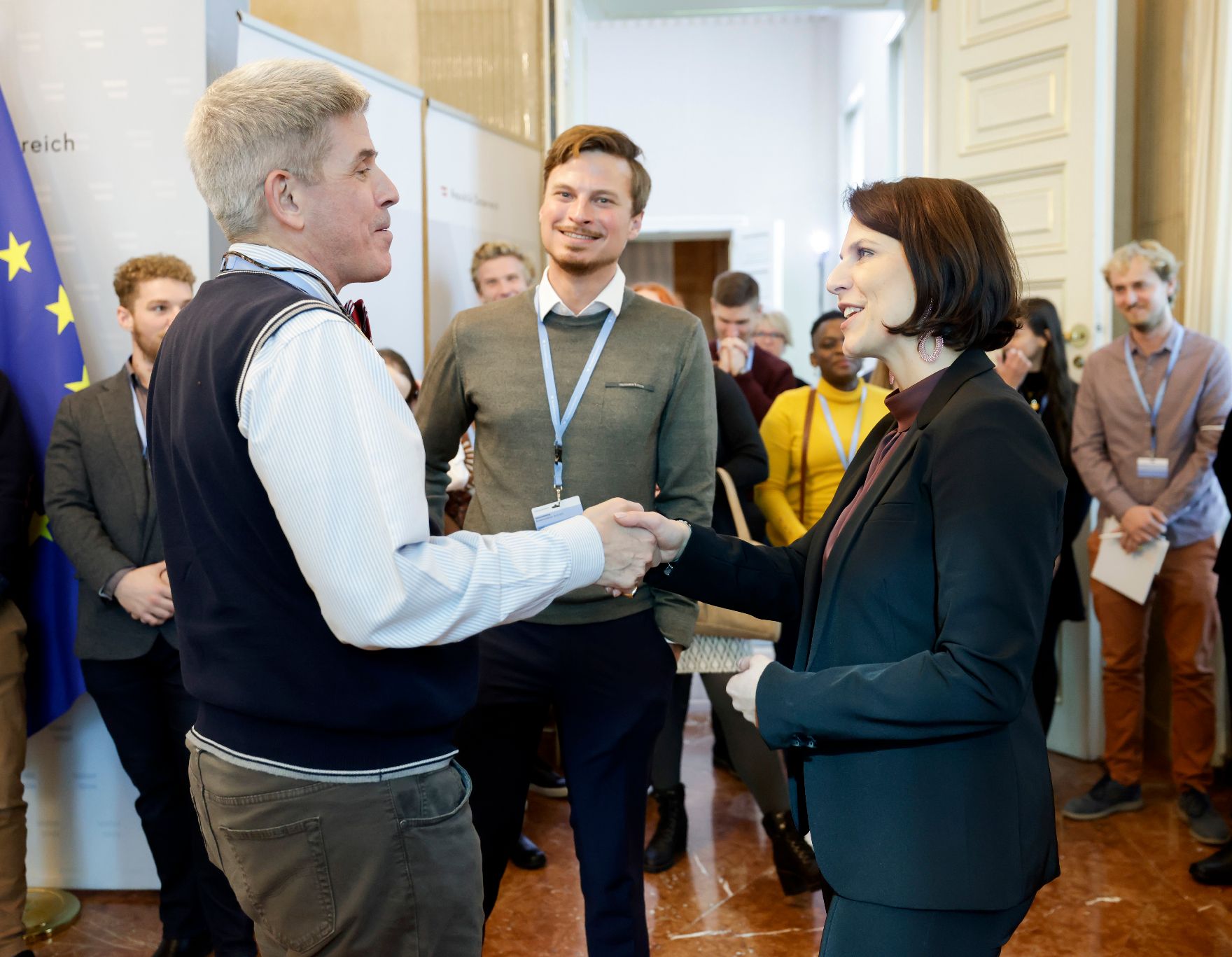 Am 26. Oktober 2021 empfing Bundesministerin Karoline Edtstadler (r.) eine Gruppe von Schülerinnen und Schülern der Diplomatischen Akademie zu einem Gespräch.