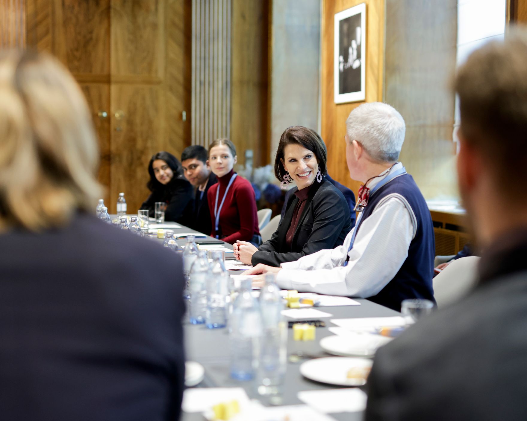 Am 26. Oktober 2021 empfing Bundesministerin Karoline Edtstadler (2.v.r.) eine Gruppe von Schülerinnen und Schülern der Diplomatischen Akademie zu einem Gespräch.