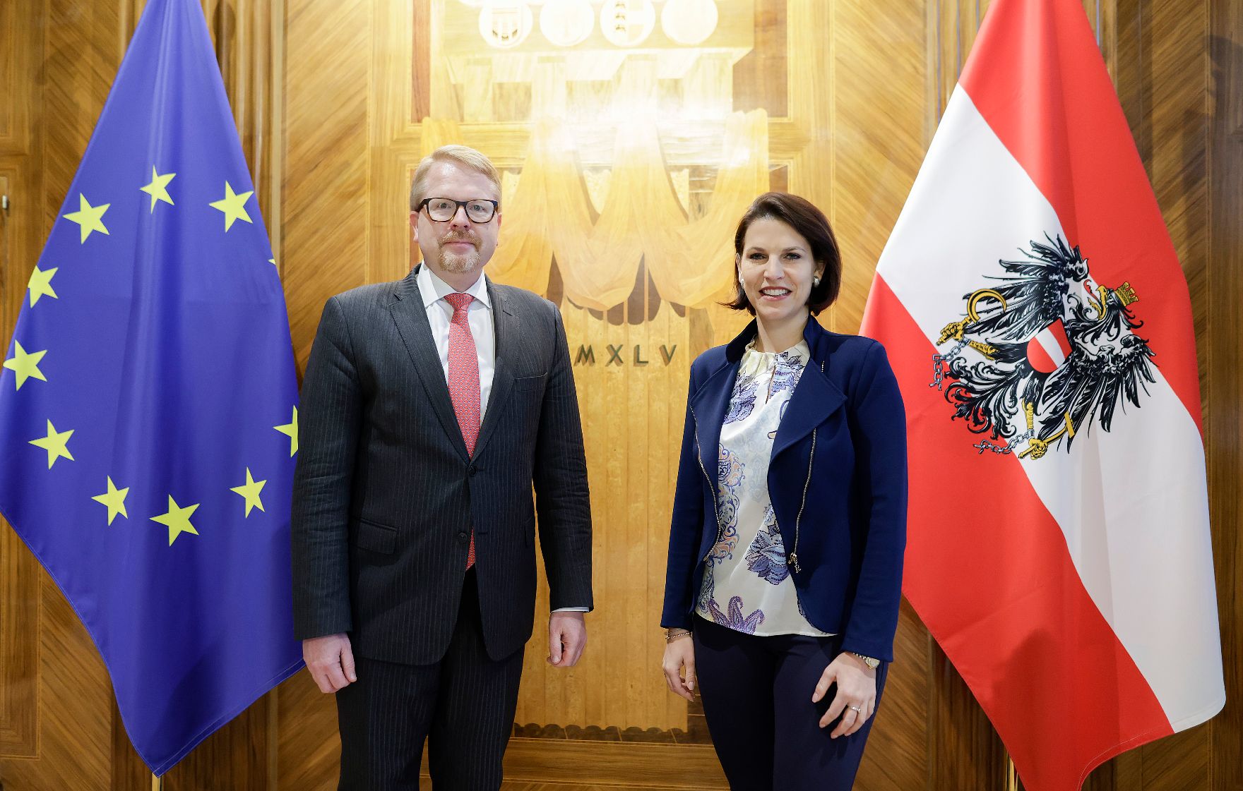 Am 27. Oktober 2021 traf Bundesministerin Karoline Edtstadler (r.) den Antiterrorkoordinator der EU, Ilkka Salmi (l.), zu einem Arbeitsgespräch.