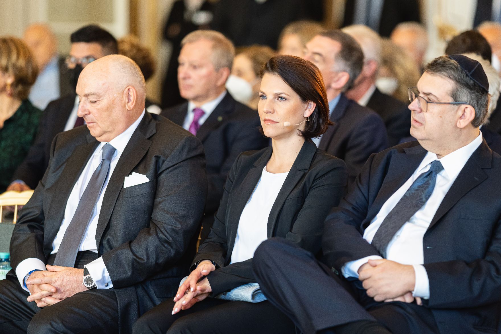Am 09. November 2021 nahm Bundesministerin Karoline Edtstadler (m.) an einer Buchpräsentation und Podiumsdiskussion teil. Im Bild IKG-Präsident Oskar Deutsch (r.) und EJC-Präsident Moshe Kantor (l.).