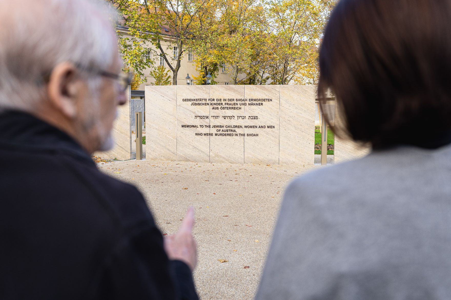 Am 09. November 2021 besuchte Bundesministerin Karoline Edtstadler (r.) gemeinsam mit Kurt Tutter (l.) die Shoah Namensmauern Gedenkstätte.
