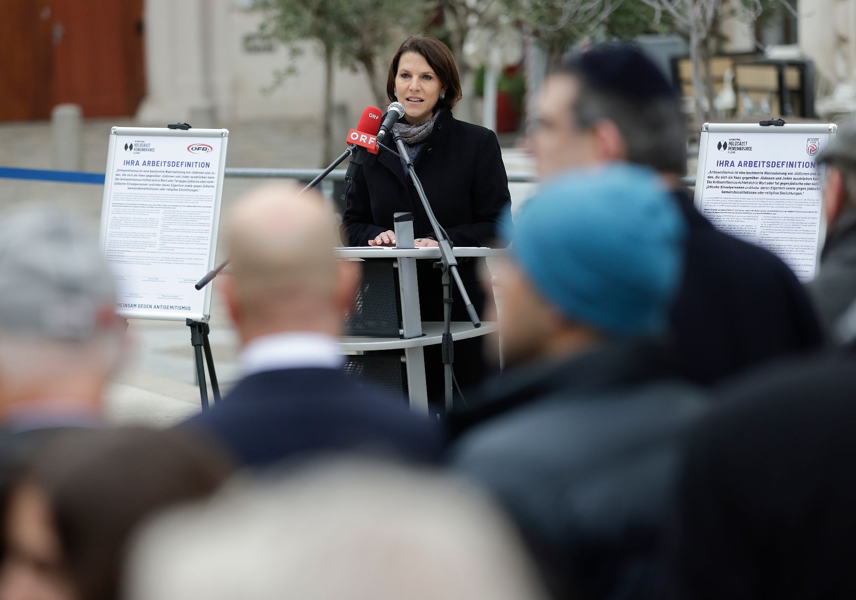 Am 11. November 2021 nahm Bundesministerin Karoline Edtstadler (im Bild) an der IHRA ceremony am Judenplatz teil.