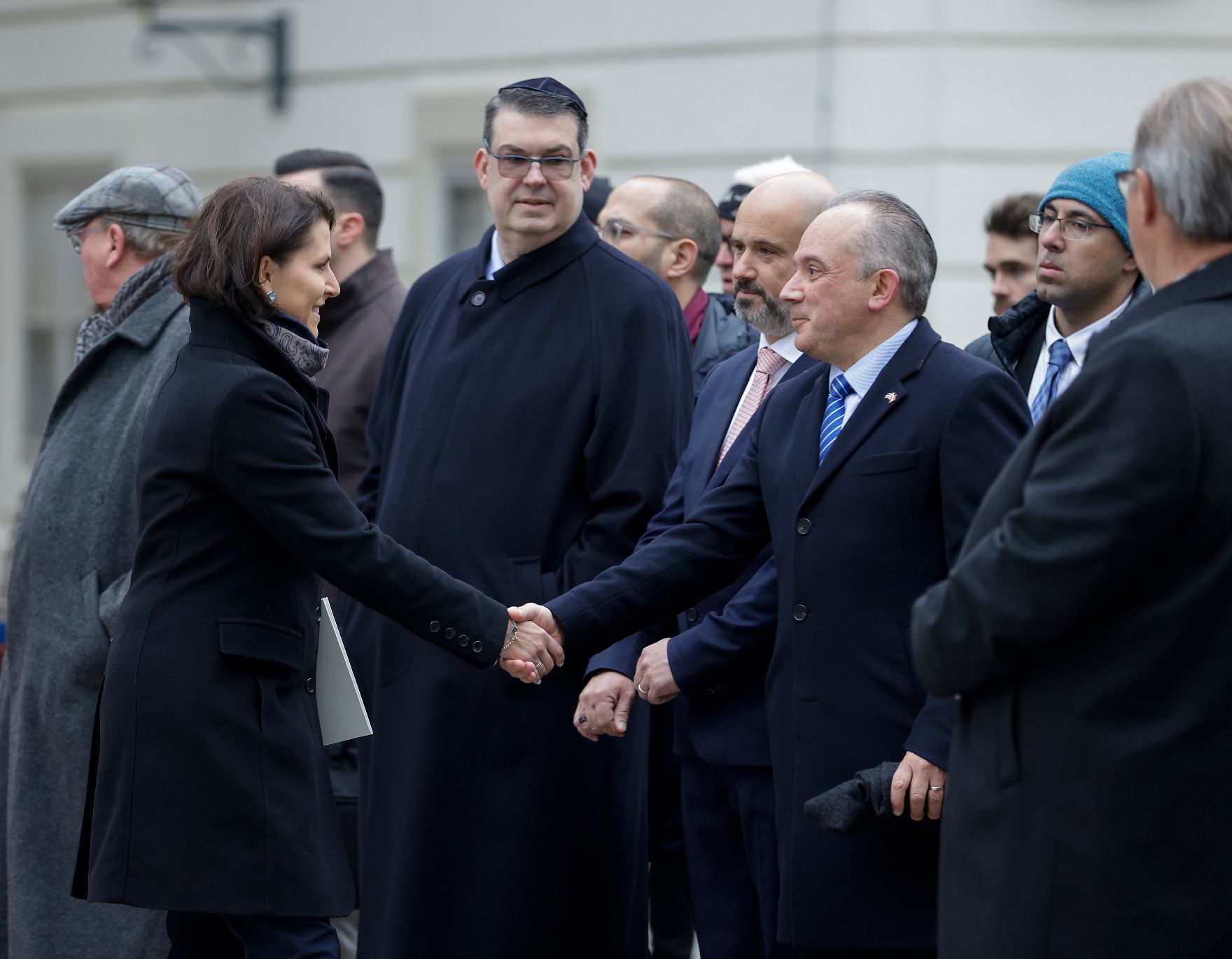 Am 11. November 2021 nahm Bundesministerin Karoline Edtstadler (l.) an der IHRA ceremony am Judenplatz teil. Im Bild mit IKG-Präsident Oskar Deutsch (m.) und dem israelischen Botschafter Mordechai Rodgold (r.).