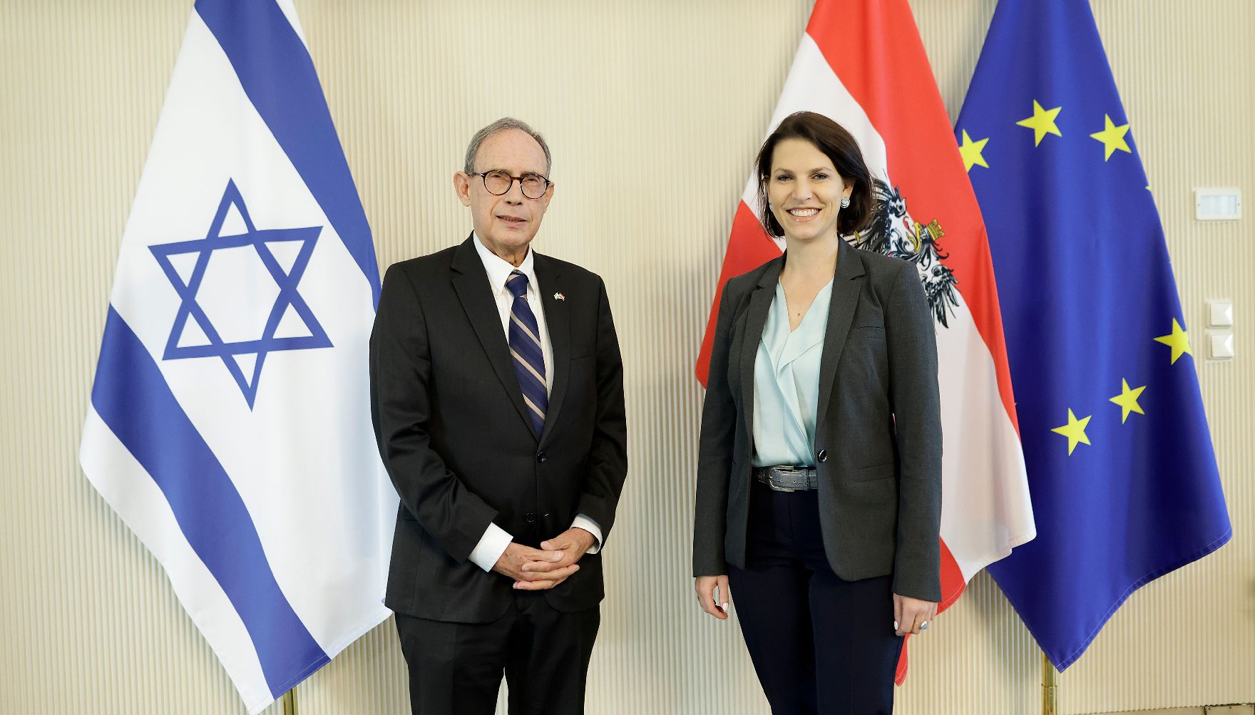 Am 11. November 2021 empfing Bundesministerin Karoline Edtstadler (r.) den israelischen Minister für Diaspora-Angelegenheiten Nachman Shai (l.) zu einem Gespräch.