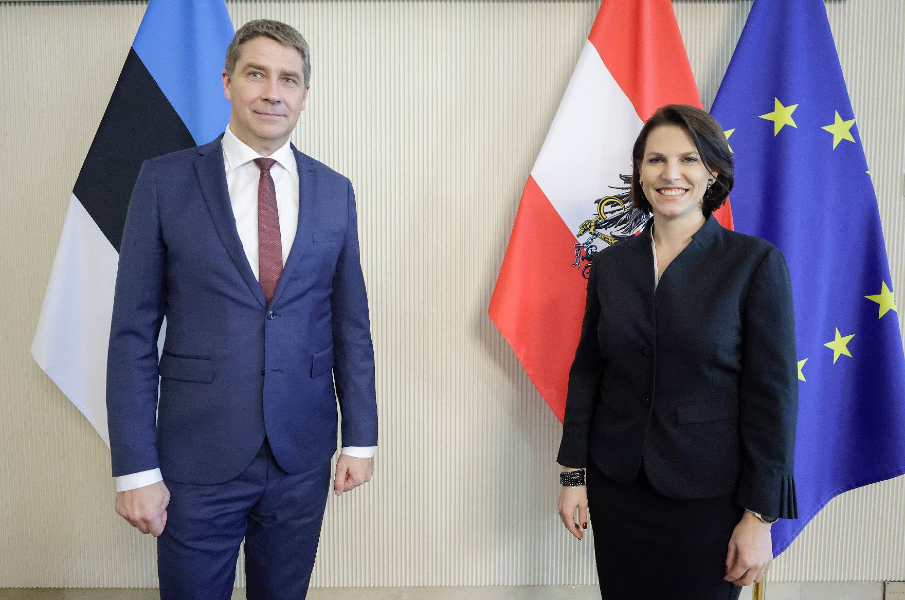 Am 17. November 2021 empfing Bundesminister Karoline Edtstadler (r.) den estnischen Staatssekretär für europäische Angelegenheiten, Märt Volmer (l.) zu einem Gespräch.