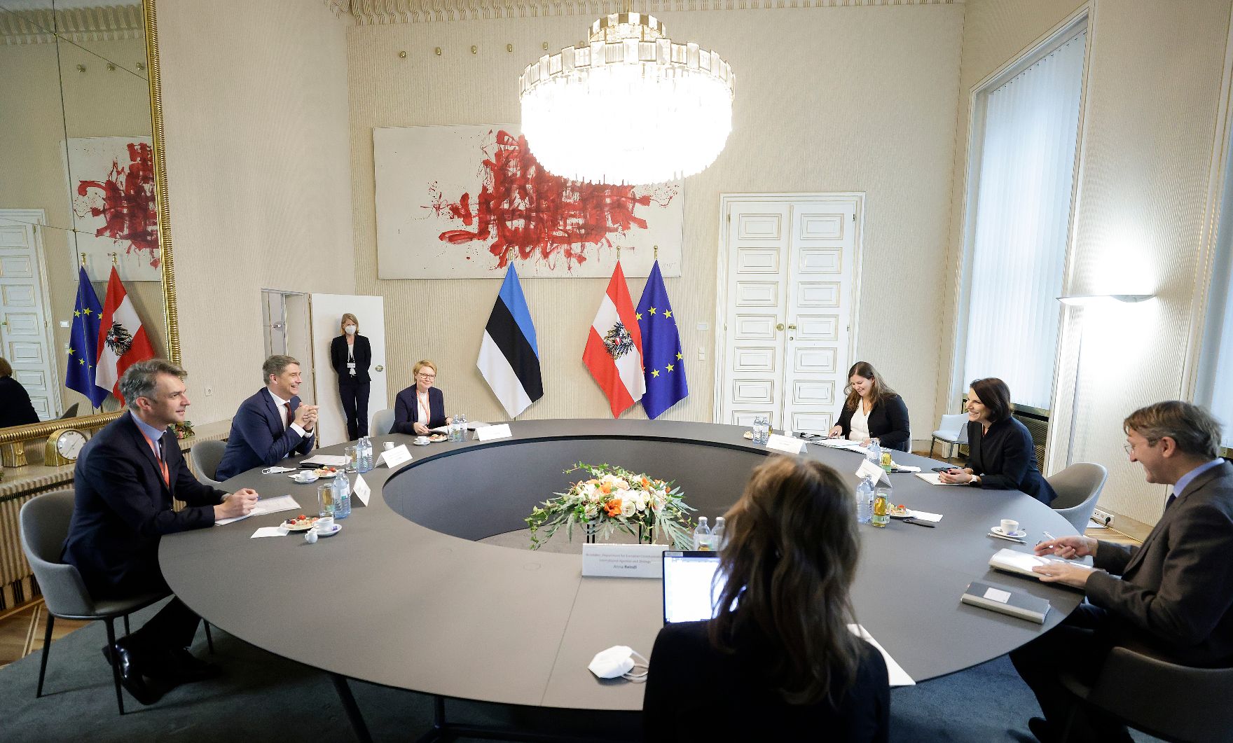 Am 17. November 2021 empfing Bundesminister Karoline Edtstadler (2.v.r.) den estnischen Staatssekretär für europäische Angelegenheiten, Märt Volmer (2.v.l.) zu einem Gespräch.