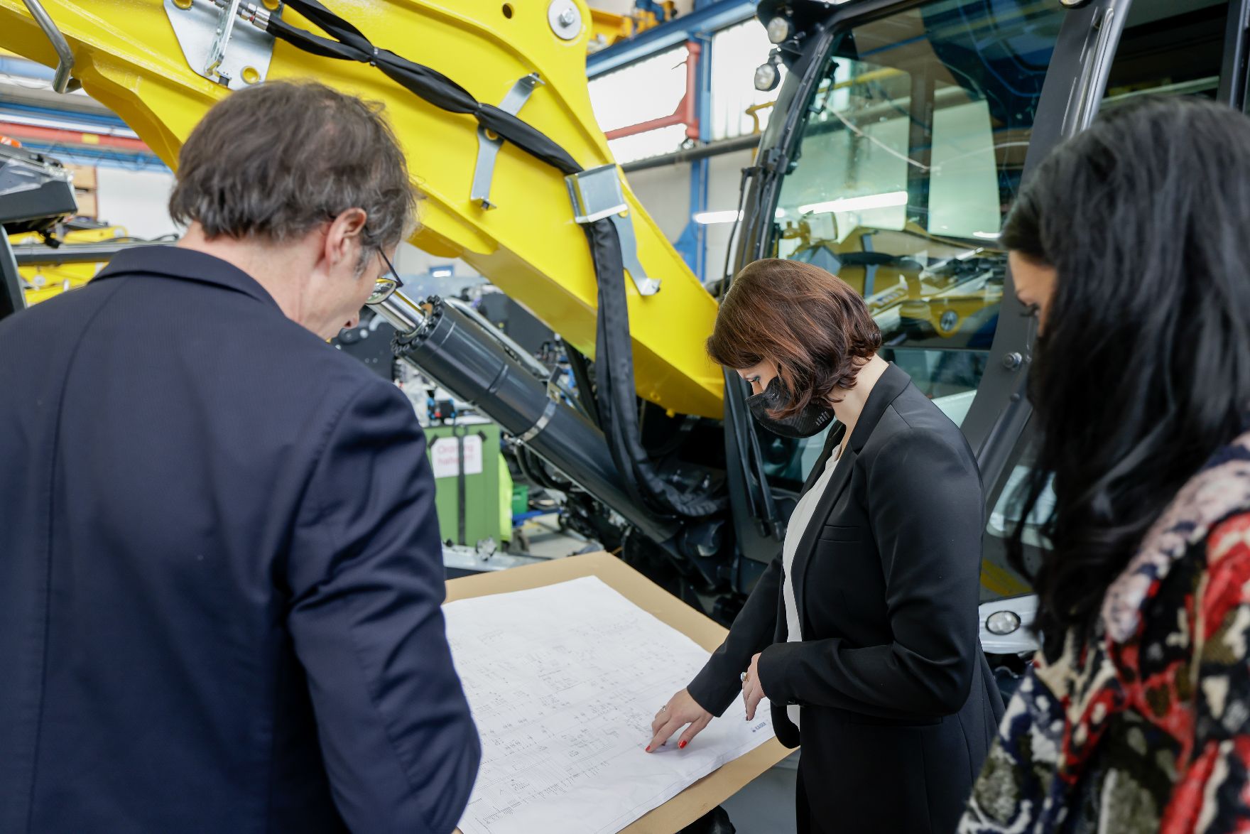 Am 29. November 2021 reiste Bundesministerin Karoline Edtstadler (m.) zu einem Arbeitsbesuch nach Vaduz. Im Bild beim Besuch der Firma Kaiser AG.