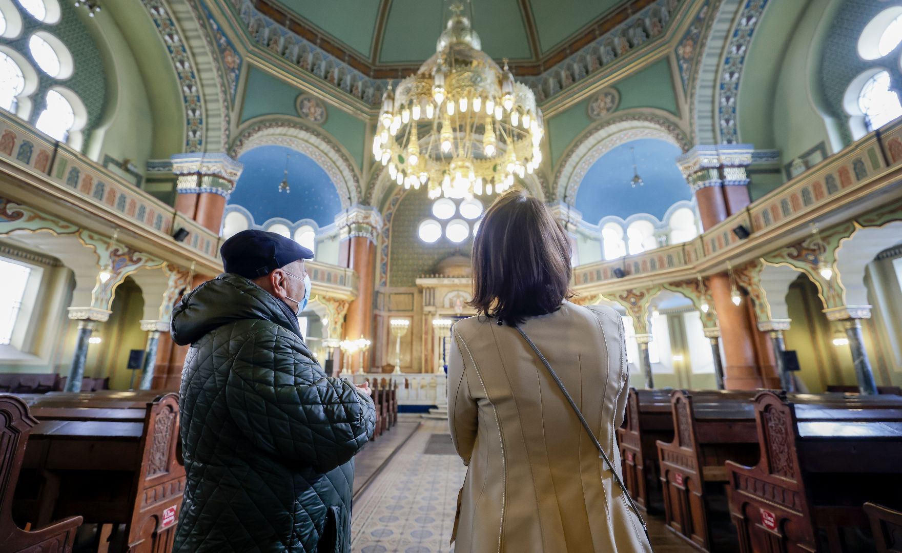 Am 4. Februar 2022 reiste Bundesministerin Karoline Edtstadler (r.) zu einem Arbeitsbesuch nach Sofia. Im Bild beim Besuch der Synagoge in Sofia.